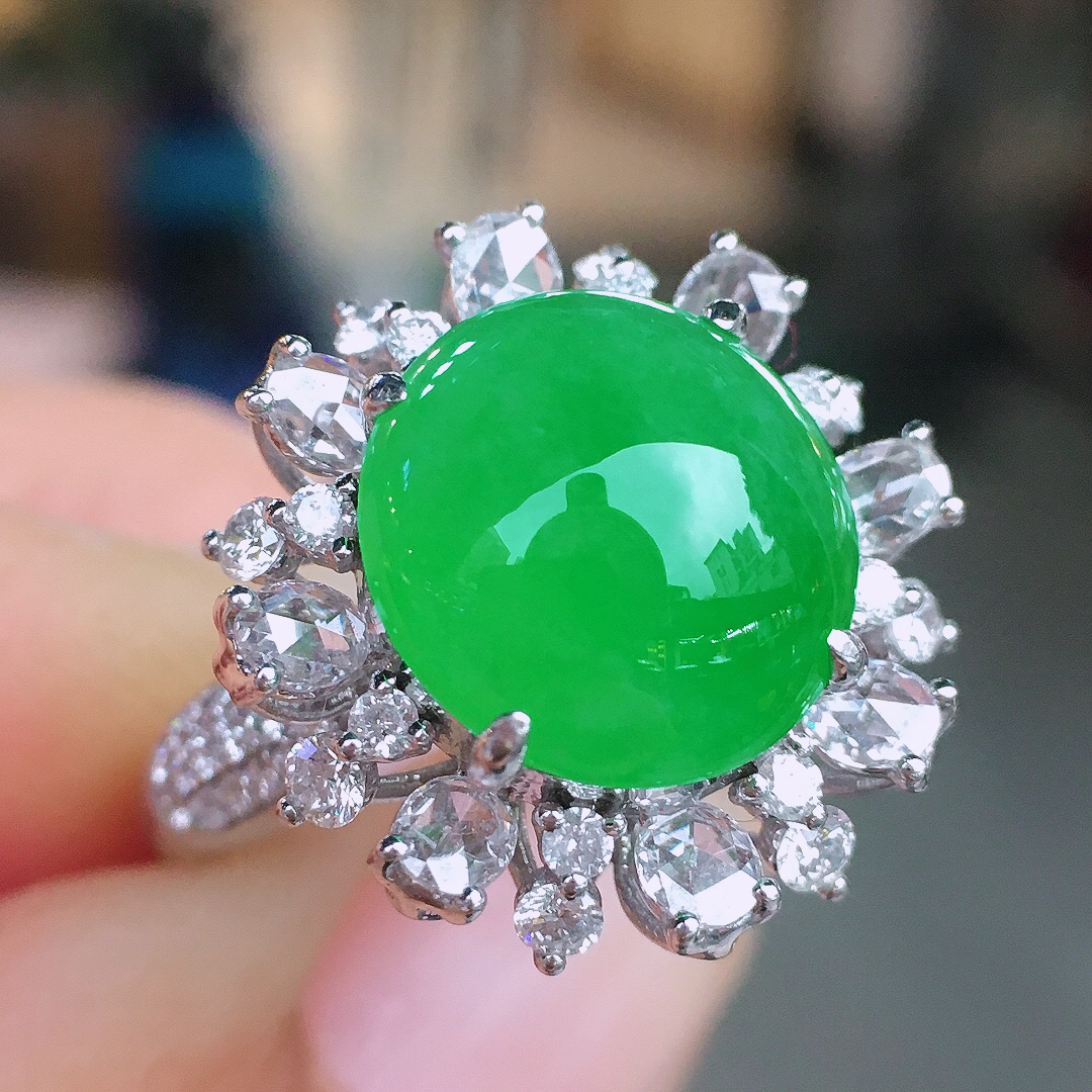 阳绿蛋面戒指，色泽均匀艳丽，玉质细腻，荧光感超
强，饱满圆润，简单大方，尽显优雅气质，18k
金豪华镶嵌