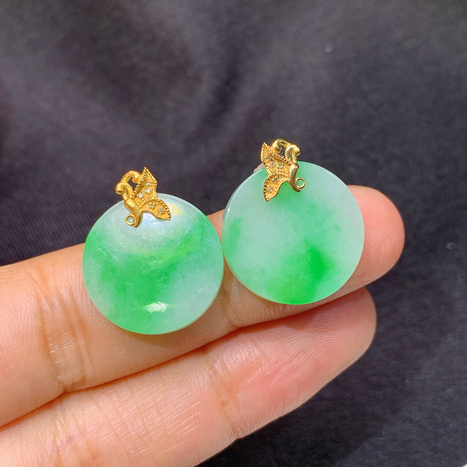 冰飘绿圆牌耳钉，18k金镶嵌，简约时尚，冰润色阳，种水足，Hl 尺寸15.9*2.9