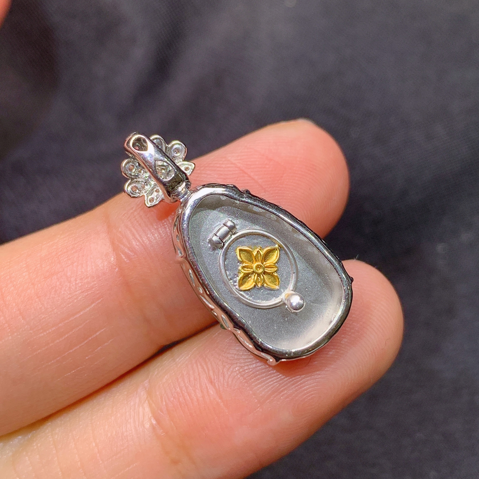 冰阳绿如意吊坠，18k金镶嵌，冰润色阳，玉质细腻，种水足，Kjx 尺寸24*11*5.5