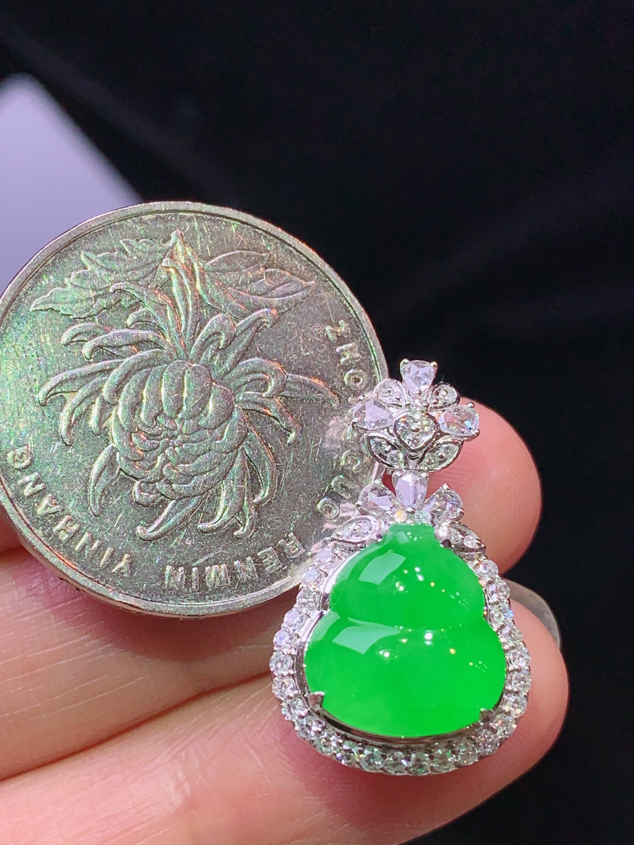 18k金钻镶嵌冰阳绿葫芦吊坠 玉质细腻 色泽艳丽清新 水润亮眼 整体尺寸23.2*14.5*10 h1