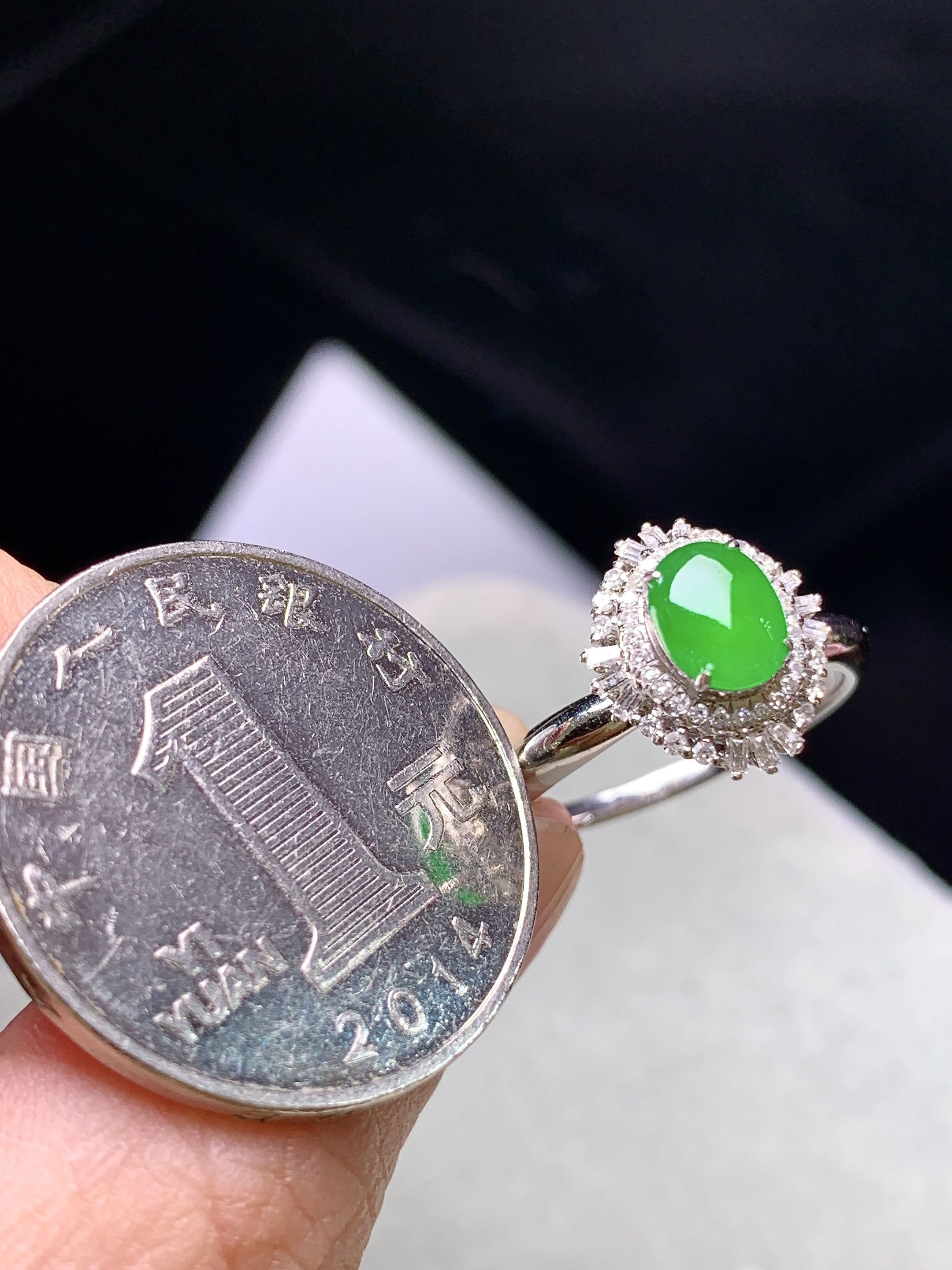 18k金钻镶嵌冰阳绿蛋面戒指 玉质细腻 色泽艳丽清新 水润亮眼 圈口13.5 整体尺寸12.3*10.7*8.3 c1
