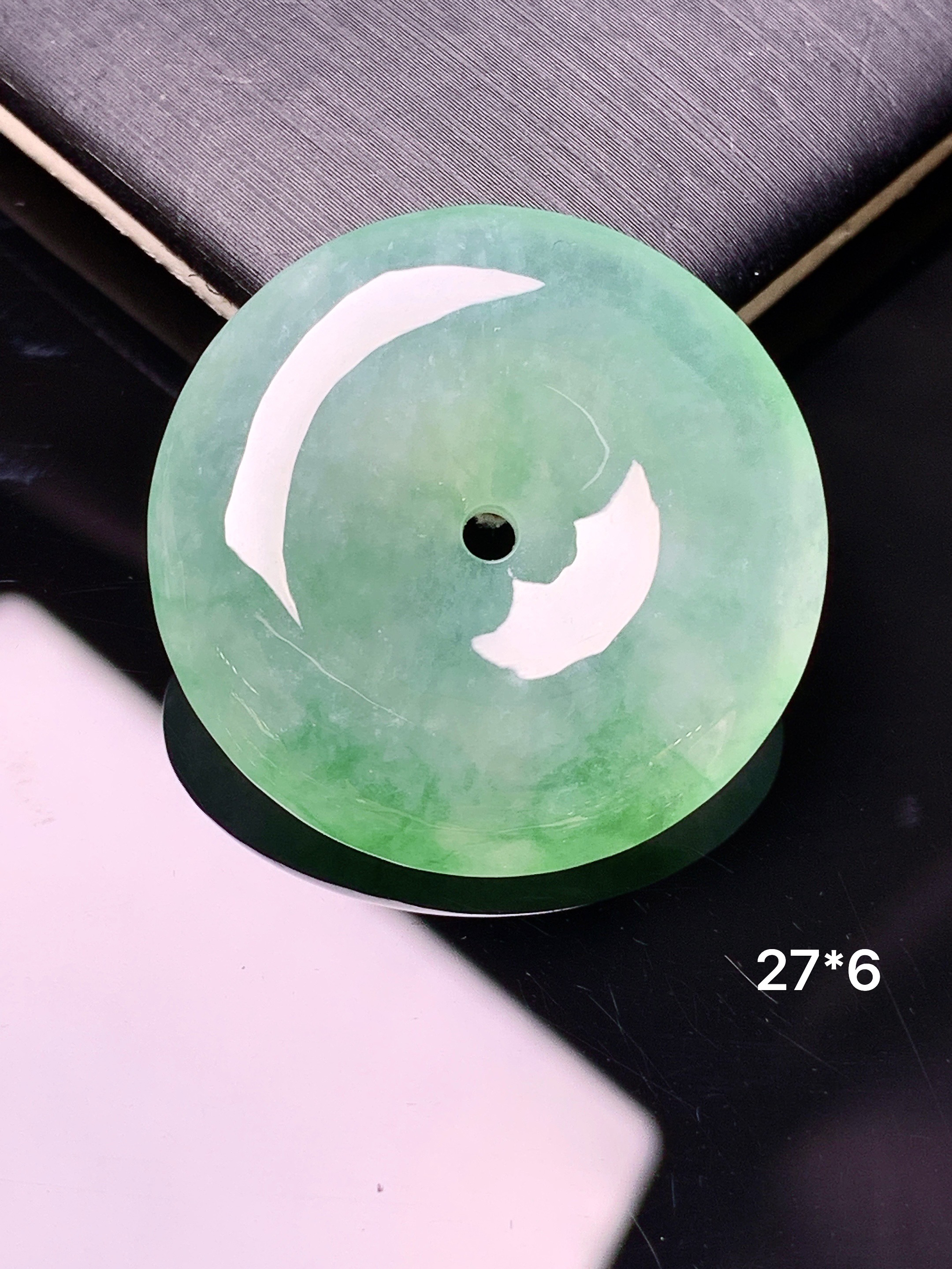 冰种飘绿平安扣吊坠 玉质细腻 色泽艳丽清新 水润亮眼 整体尺寸27*6 c1
