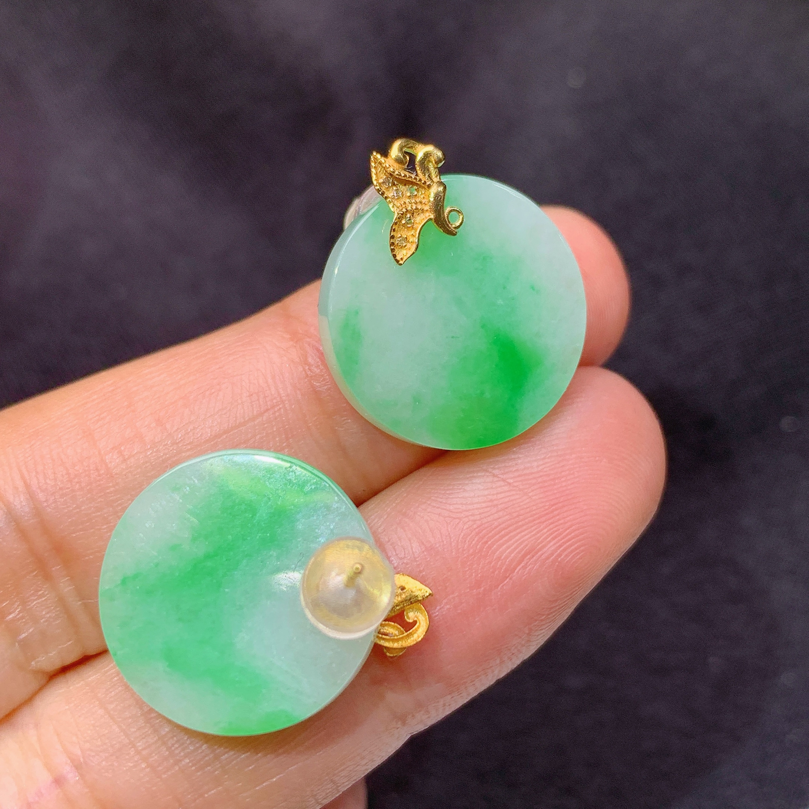 冰飘绿圆牌耳钉，18k金镶嵌，简约时尚，冰润色阳，种水足，Hl 尺寸15.9*2.9