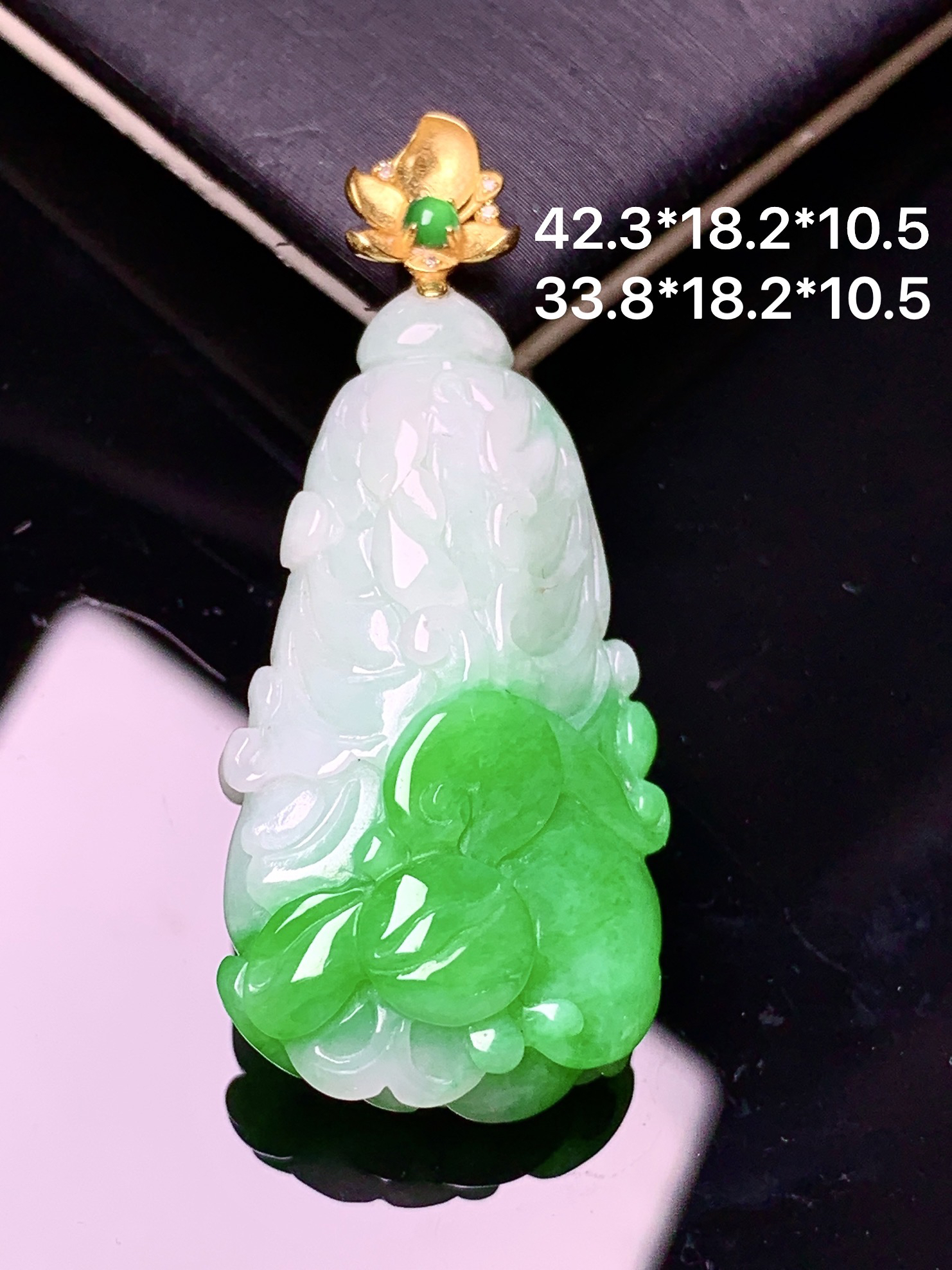 18k金镶嵌飘绿白菜吊坠 玉质细腻 色泽艳丽清新 水润亮眼 整体尺寸42.3*18.2*10.5 e1