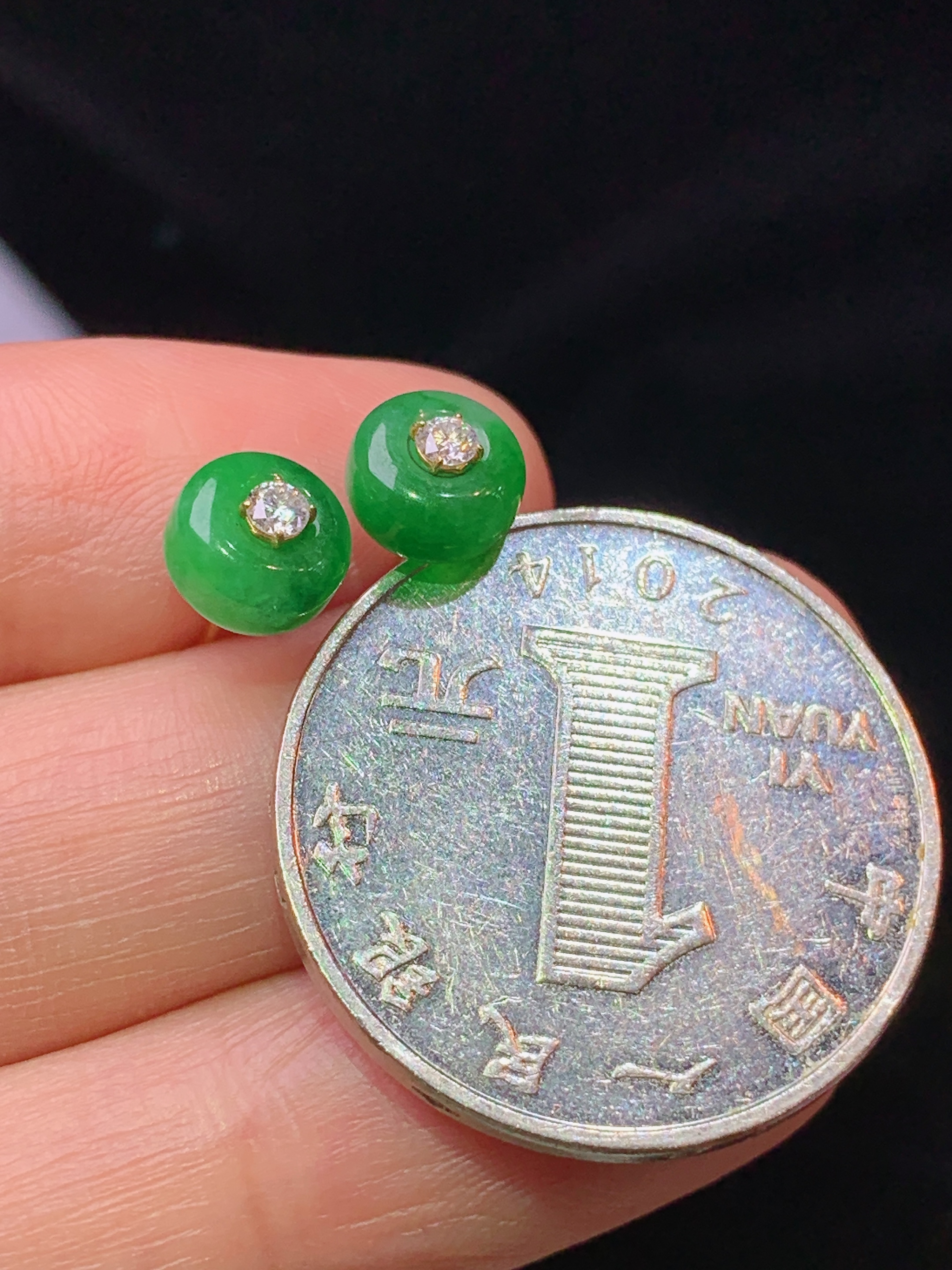 18k金钻镶嵌阳绿耳钉 玉质细腻 色泽艳丽清新 水润亮眼 整体尺寸6.6*3.5 e1
