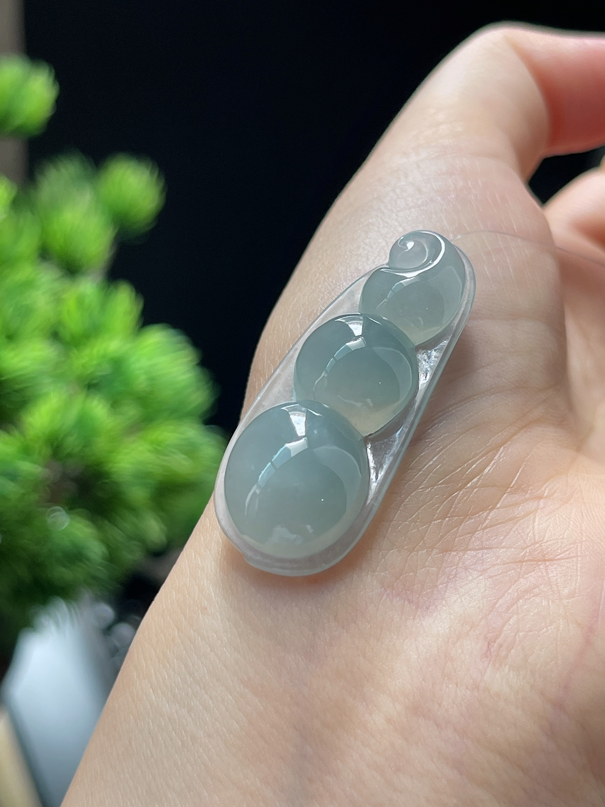翡翠冰糯种淡绿色圆润福豆