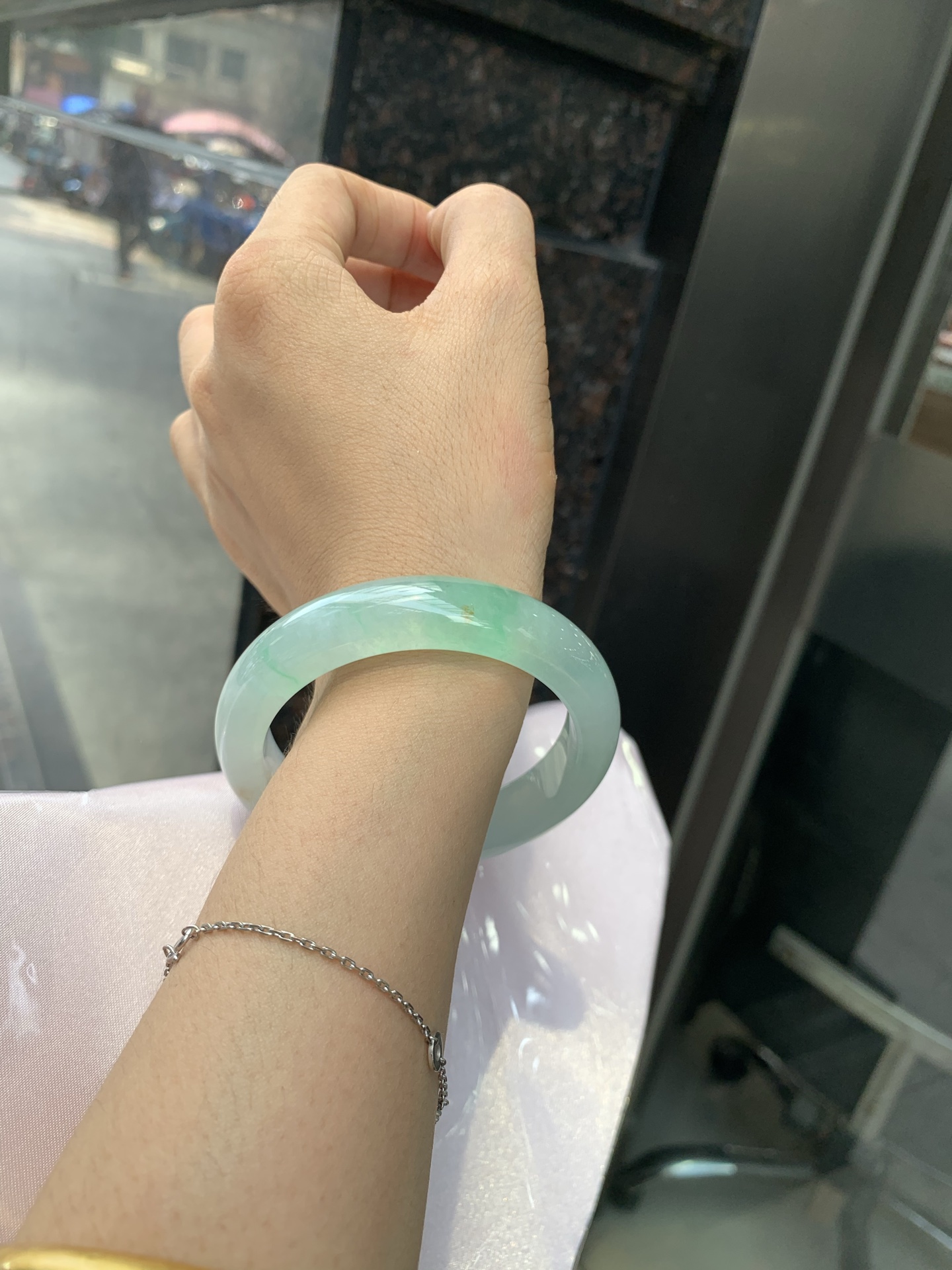 冰飘绿花洒金正圈 0523-N794 底妆冰透，冰底中开出了朵朵绿花，飘花灵动飘逸，几抹金桂花点缀，勾勒出一幅唯美诗意的山水意境画，优雅又秀气