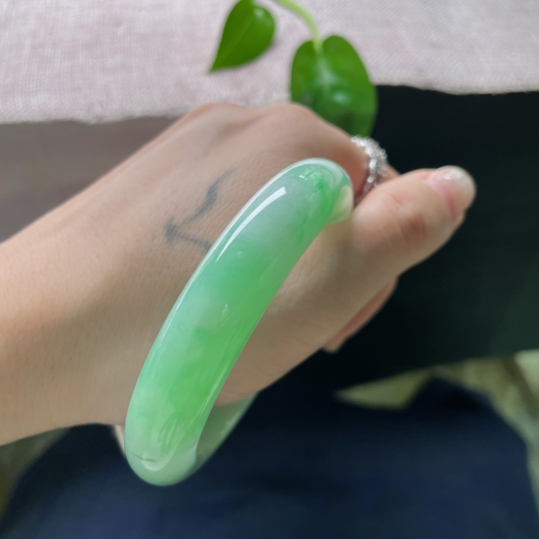 绿底正圈，颜色鲜艳夺目，富贵华丽，水头好，种老，有纹，ss52475a