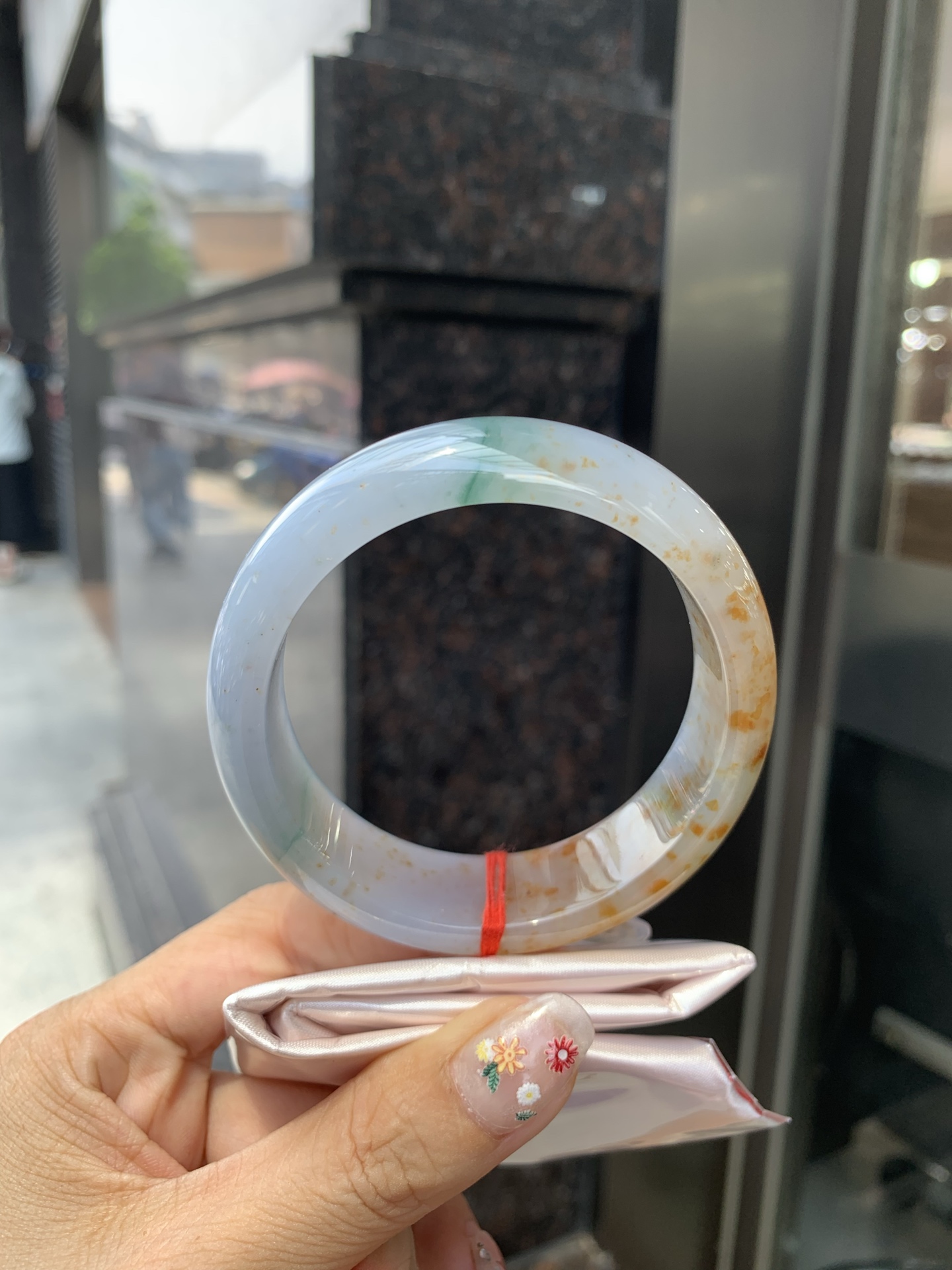三彩洒金宽版正圈，打灯细纹，底妆冰润细腻，玉见三彩，镯藏星河，细腻的底妆里，晕染着温柔的淡紫底色，几抹绿花悄悄探头，再配上满天洒下的金桂花，像把春日的晚晴，夏夜的星光，都揉进这一圈圆满里。