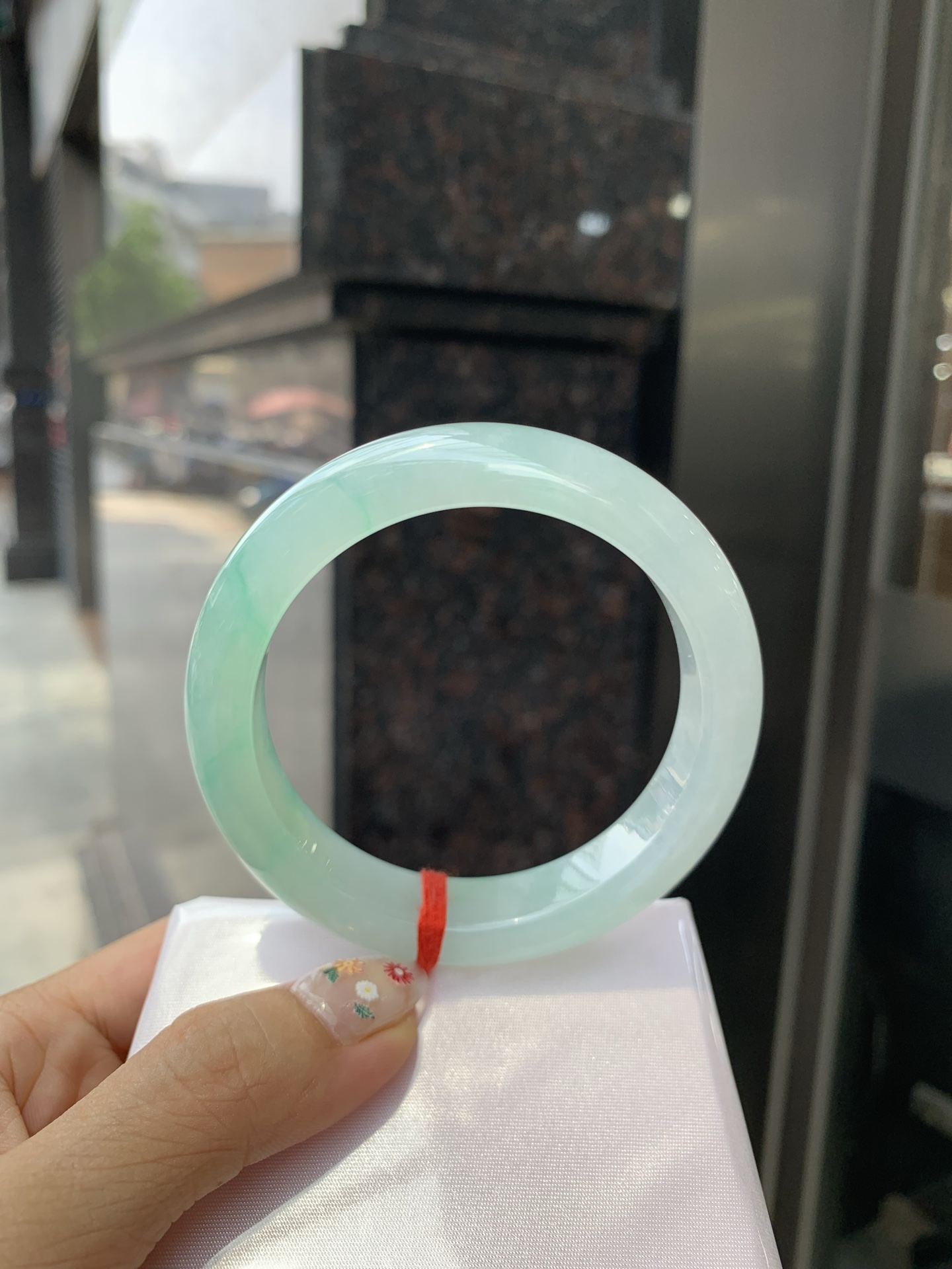 冰飘绿花正圈, 打灯细纹，底妆冰润，冰底中开出了朵朵绿花，飘花灵动飘逸，勾勒出一幅唯美诗意的山水意境画，古典优雅又秀气