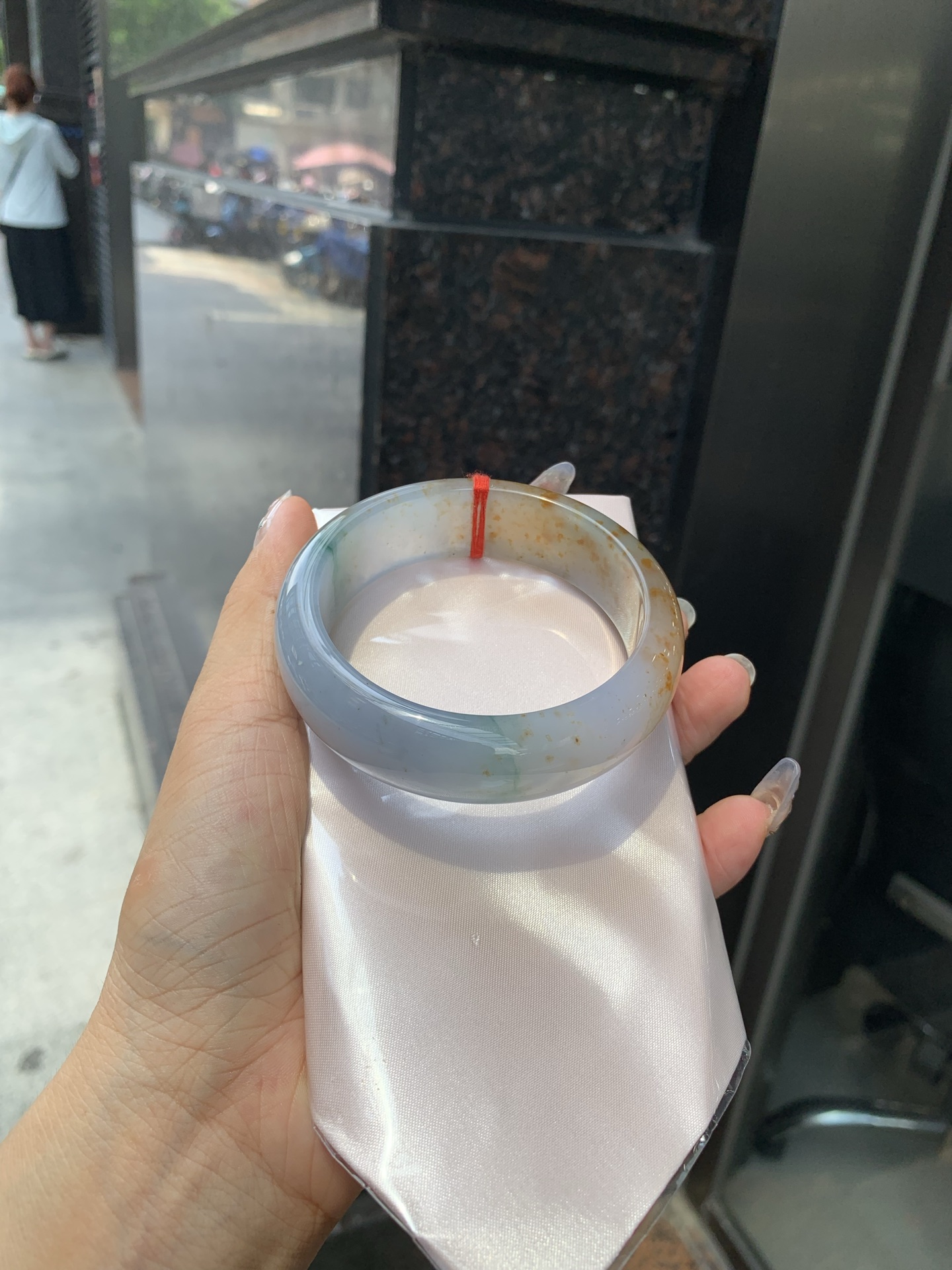 三彩洒金宽版正圈，打灯细纹，底妆冰润细腻，玉见三彩，镯藏星河，细腻的底妆里，晕染着温柔的淡紫底色，几抹绿花悄悄探头，再配上满天洒下的金桂花，像把春日的晚晴，夏夜的星光，都揉进这一圈圆满里。