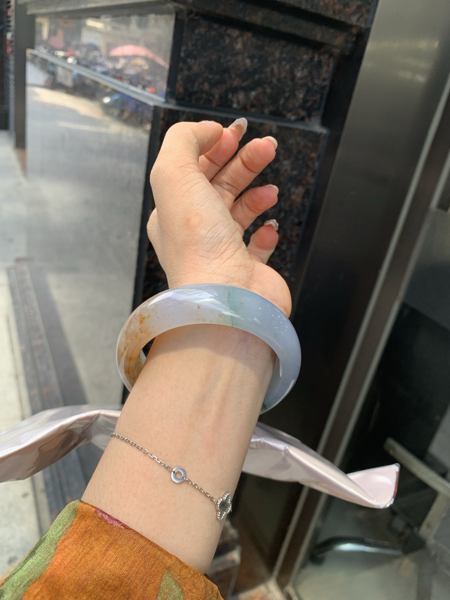 三彩洒金宽版正圈，打灯细纹，底妆冰润细腻，玉见三彩，镯藏星河，细腻的底妆里，晕染着温柔的淡紫底色，几抹绿花悄悄探头，再配上满天洒下的金桂花，像把春日的晚晴，夏夜的星光，都揉进这一圈圆满里。