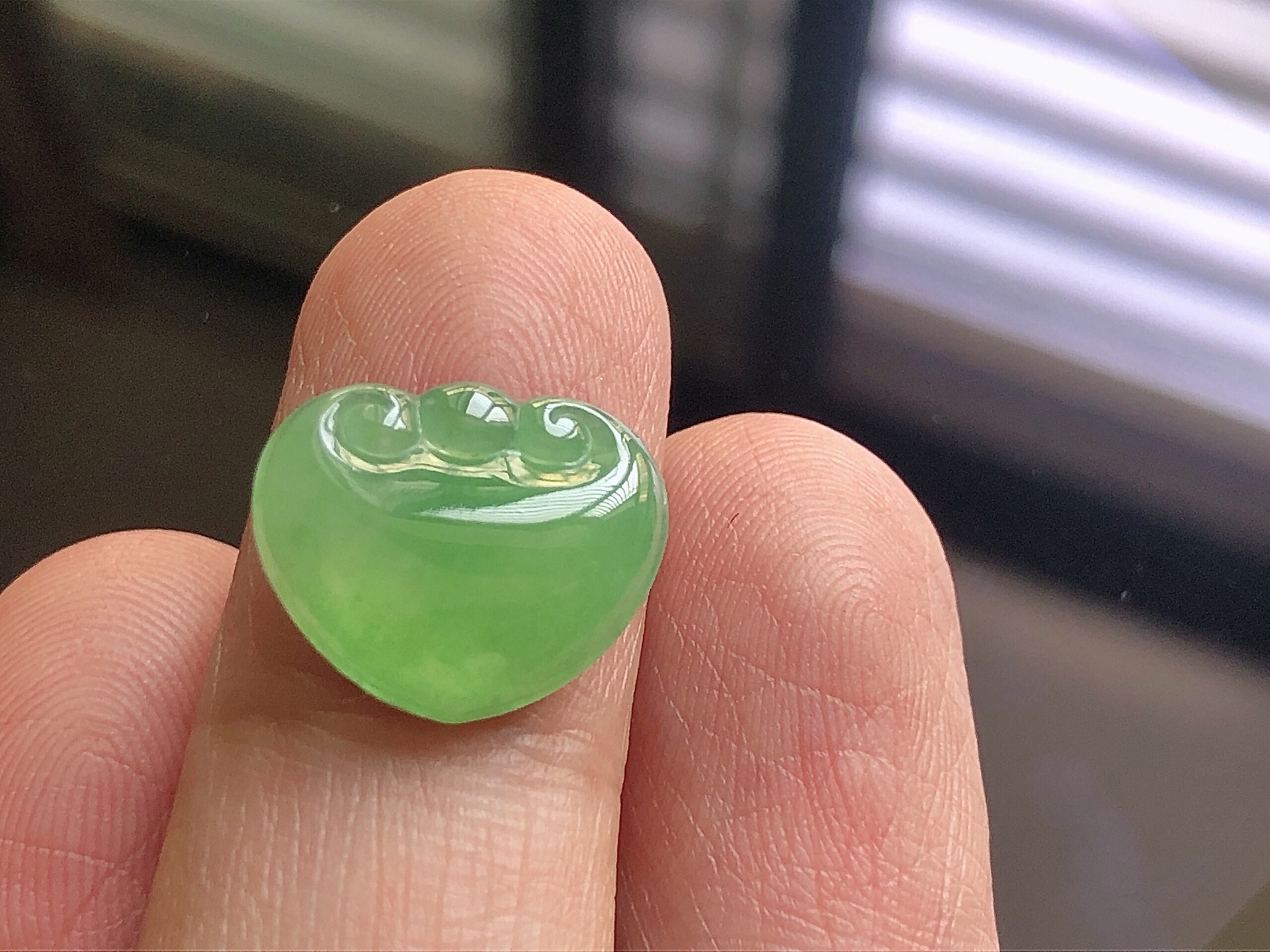 ️ 冰种阳绿如意头，色泽艳阳，通透水润，玉质细腻，夺目迷人，镶嵌效果，品相，无裂，尺寸15.3*1