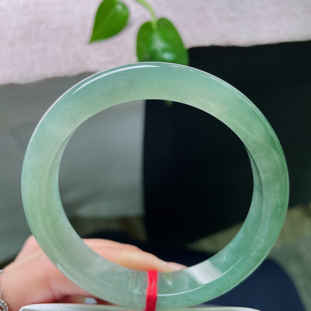 58.1/12/8.4，湖水蓝正圈，晶莹玉润，种老，颜色渐变，渐入佳境的感觉，无裂，ss53401a