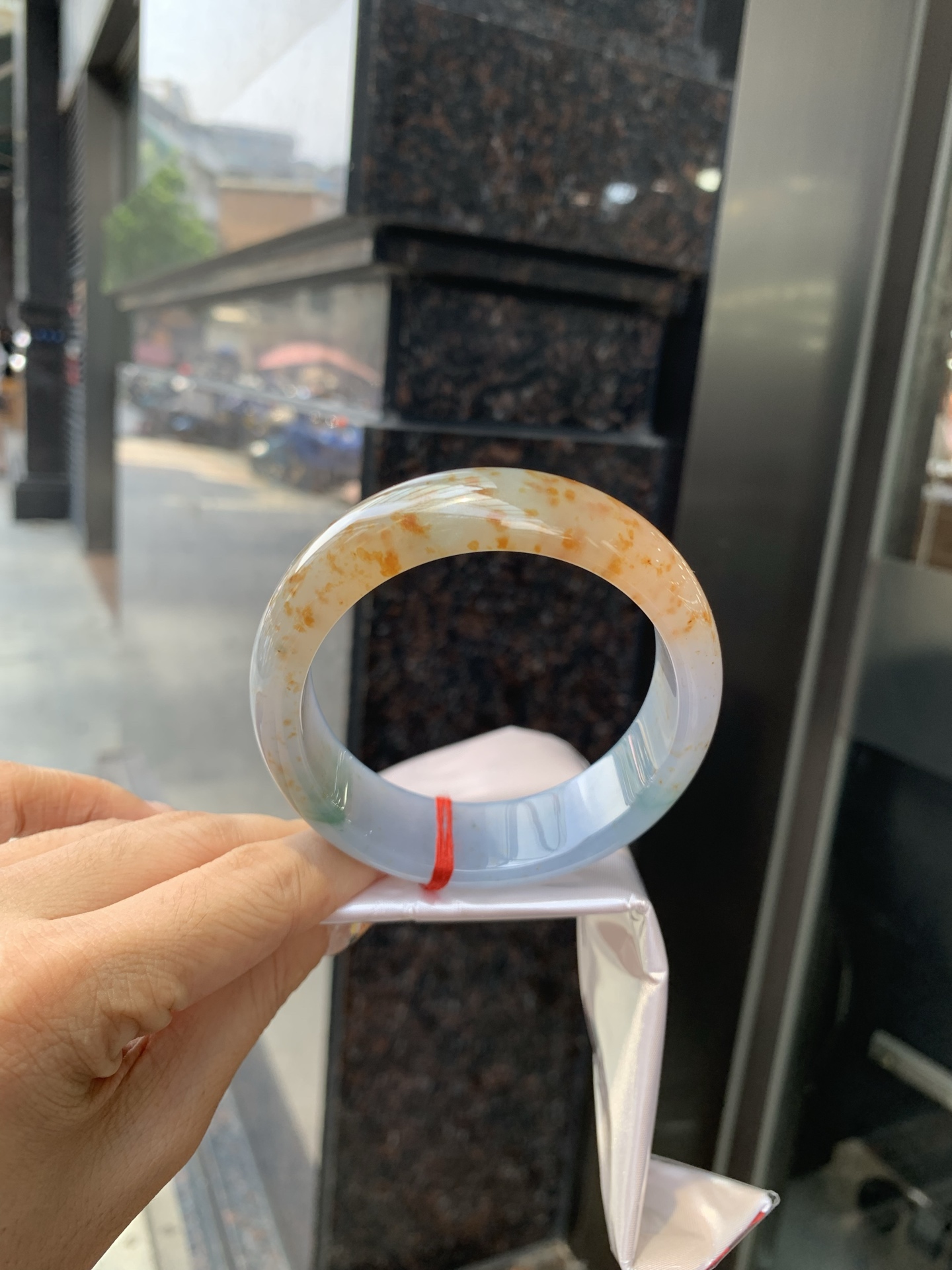 三彩洒金宽版正圈，打灯细纹，底妆冰润细腻，玉见三彩，镯藏星河，细腻的底妆里，晕染着温柔的淡紫底色，几抹绿花悄悄探头，再配上满天洒下的金桂花，像把春日的晚晴，夏夜的星光，都揉进这一圈圆满里。