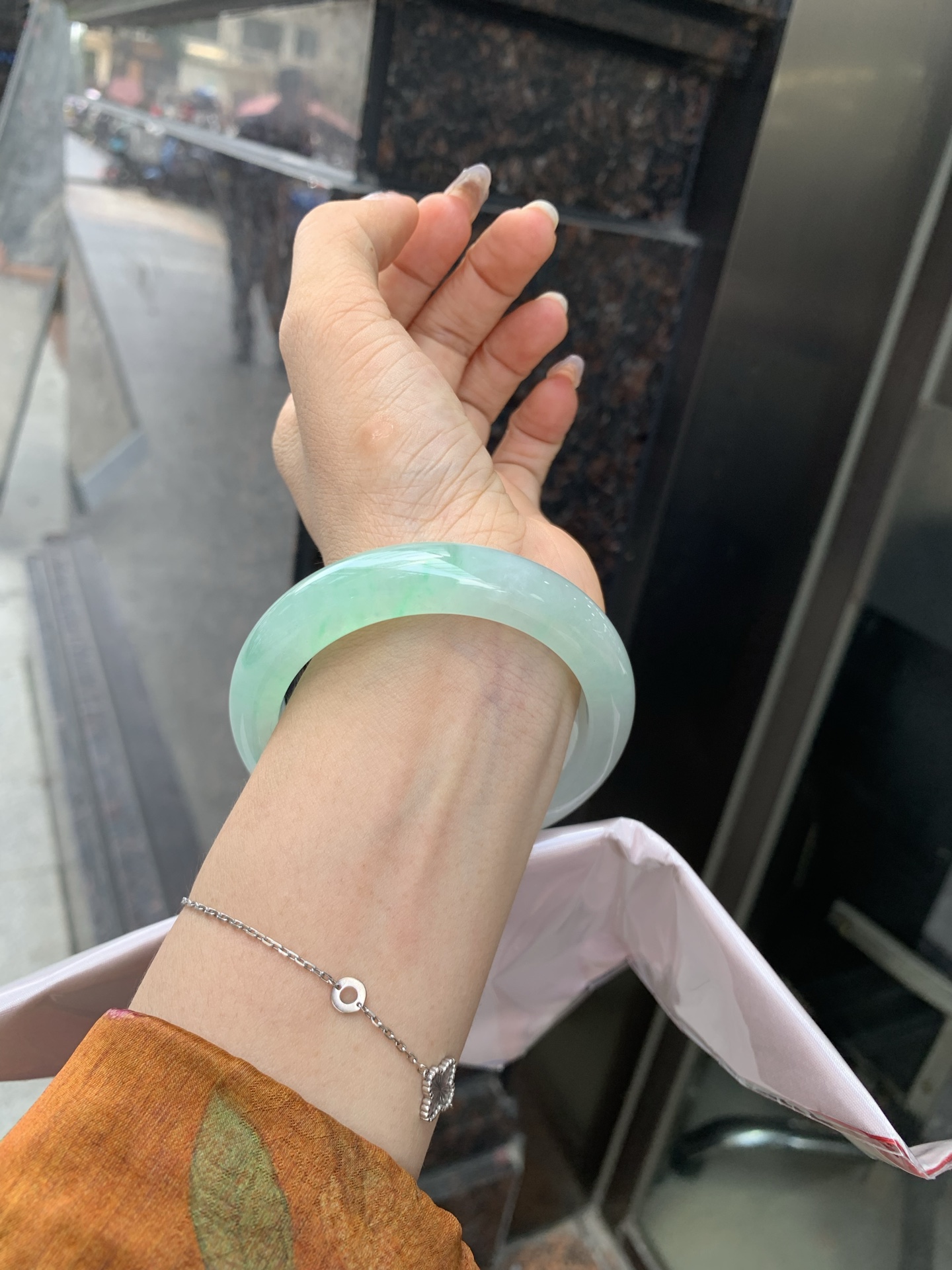 冰飘绿花正圈, 打灯细纹，底妆冰润，冰底中开出了朵朵绿花，飘花灵动飘逸，勾勒出一幅唯美诗意的山水意境画，古典优雅又秀气