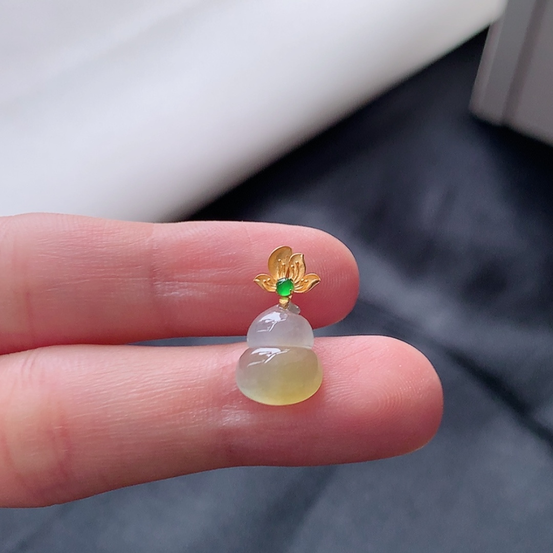 冰黄葫芦吊坠。色系艳丽，种老饱满细腻，品相喜悦，佩戴简单大方 货号63521，11.0-9.1-4.0
