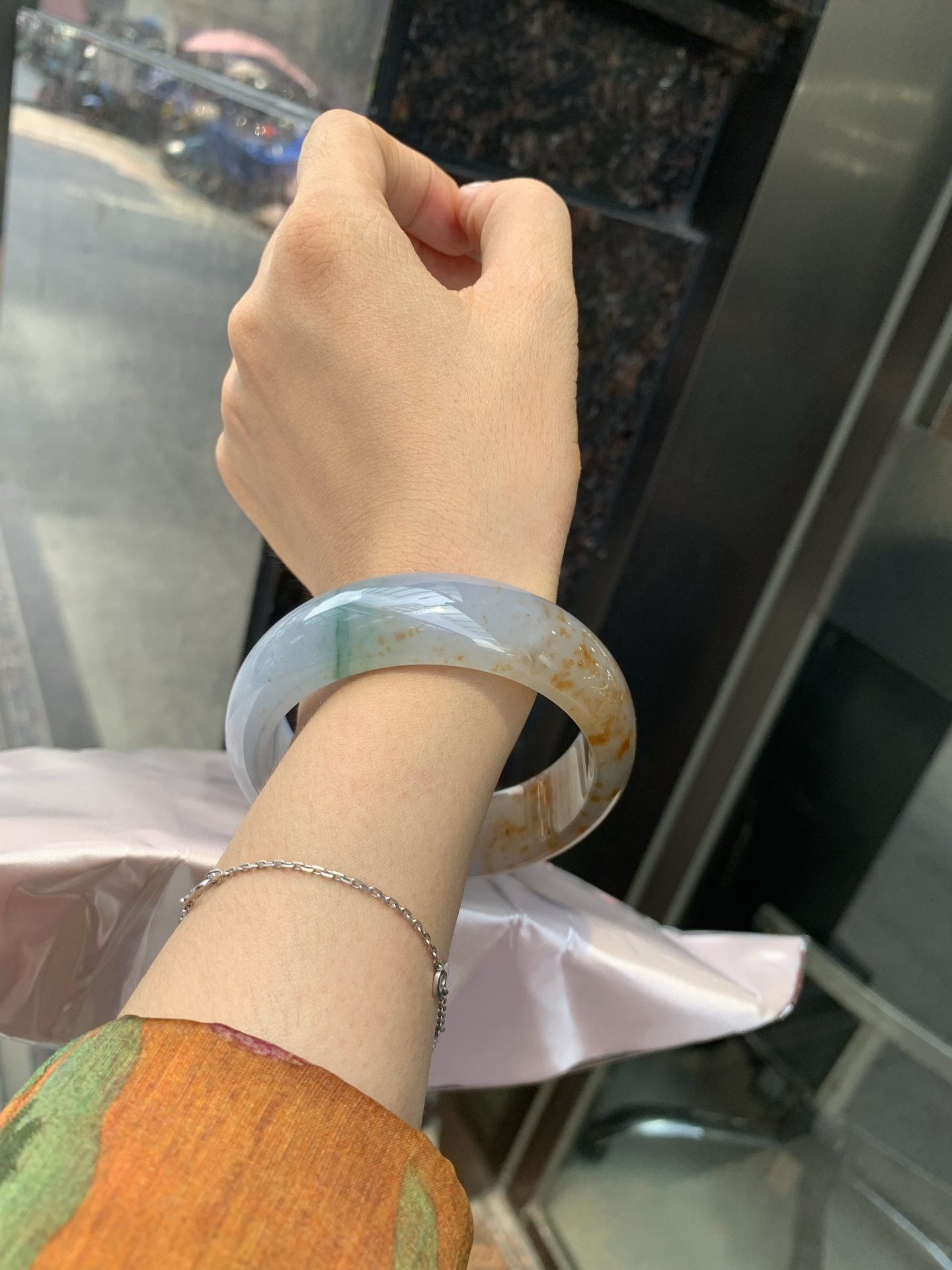 三彩洒金宽版正圈，打灯细纹，底妆冰润细腻，玉见三彩，镯藏星河，细腻的底妆里，晕染着温柔的淡紫底色，几抹绿花悄悄探头，再配上满天洒下的金桂花，像把春日的晚晴，夏夜的星光，都揉进这一圈圆满里。