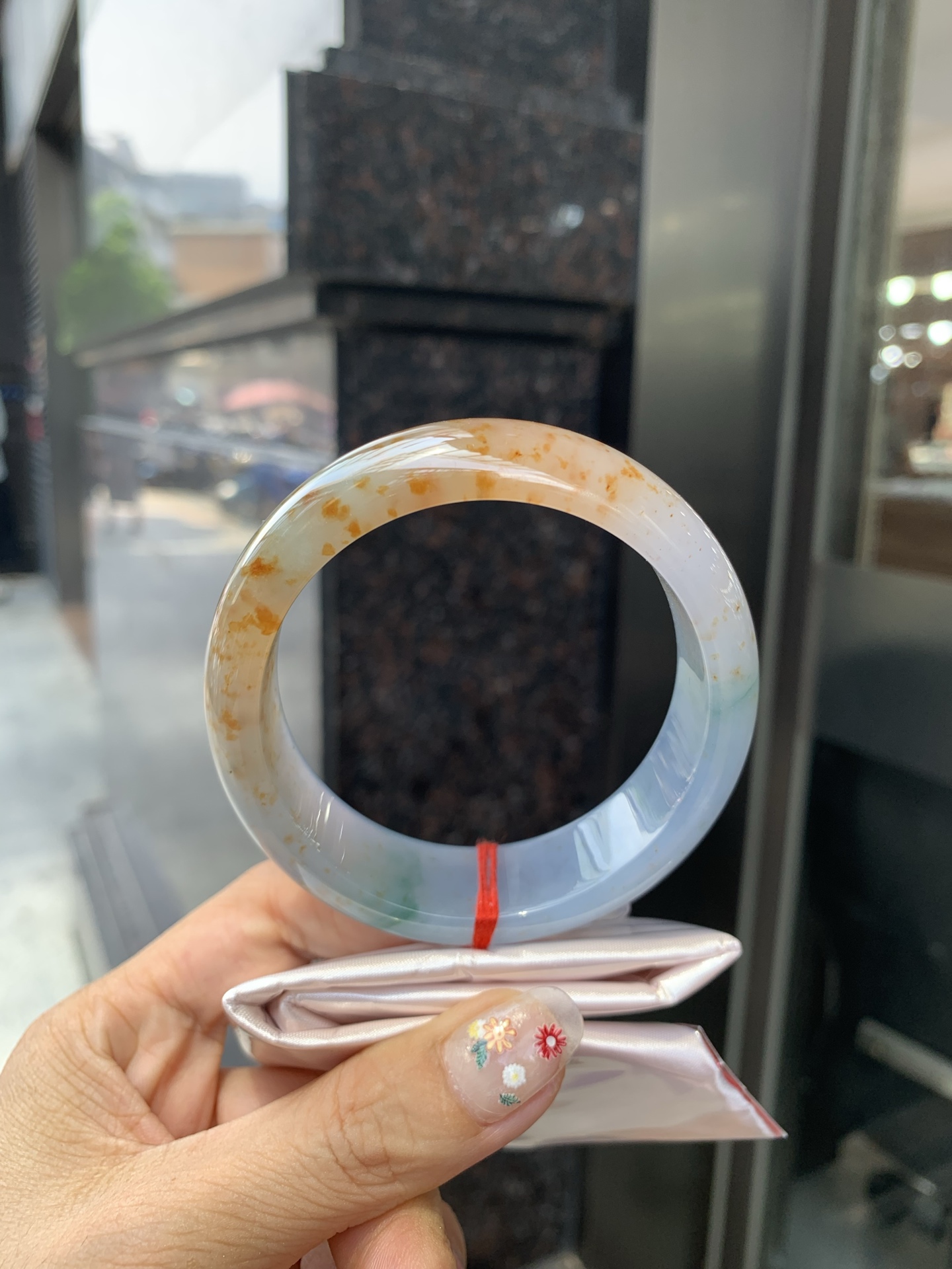 三彩洒金宽版正圈，打灯细纹，底妆冰润细腻，玉见三彩，镯藏星河，细腻的底妆里，晕染着温柔的淡紫底色，几抹绿花悄悄探头，再配上满天洒下的金桂花，像把春日的晚晴，夏夜的星光，都揉进这一圈圆满里。