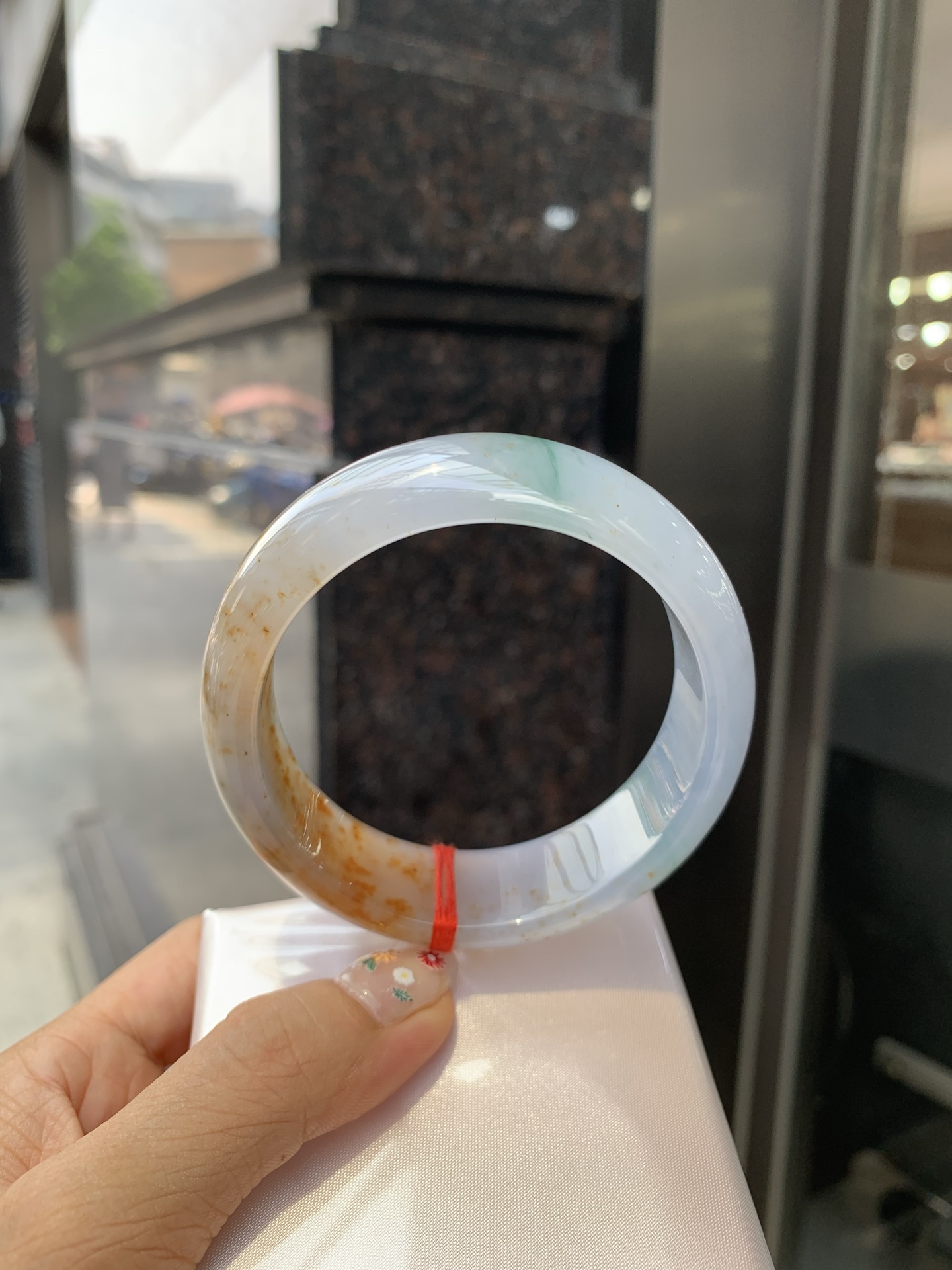 三彩洒金宽版正圈，打灯细纹，底妆冰润细腻，玉见三彩，镯藏星河，细腻的底妆里，晕染着温柔的淡紫底色，几抹绿花悄悄探头，再配上满天洒下的金桂花，像把春日的晚晴，夏夜的星光，都揉进这一圈圆满里。