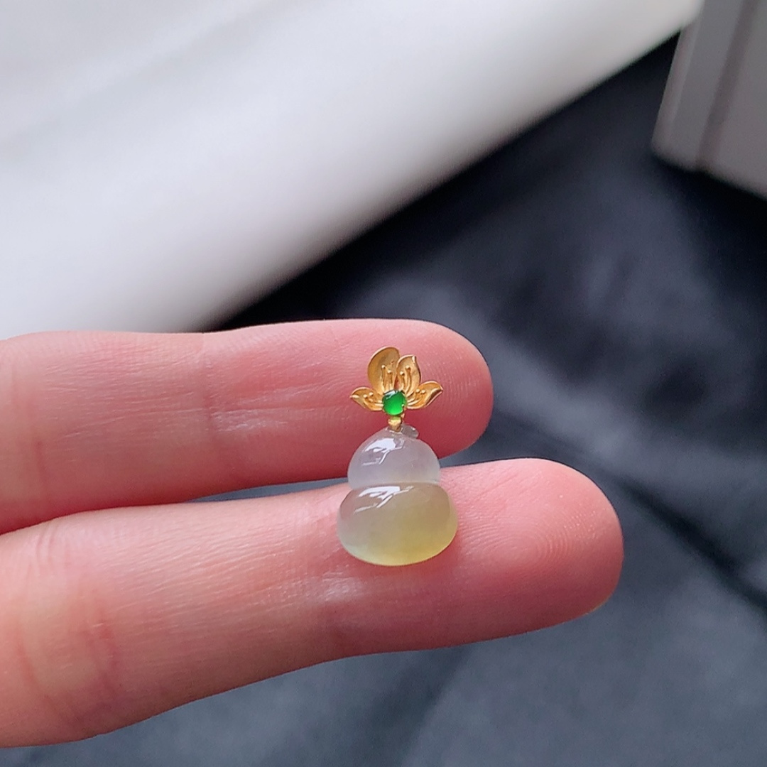 冰黄葫芦吊坠。色系艳丽，种老饱满细腻，品相喜悦，佩戴简单大方 货号63521，11.0-9.1-4.