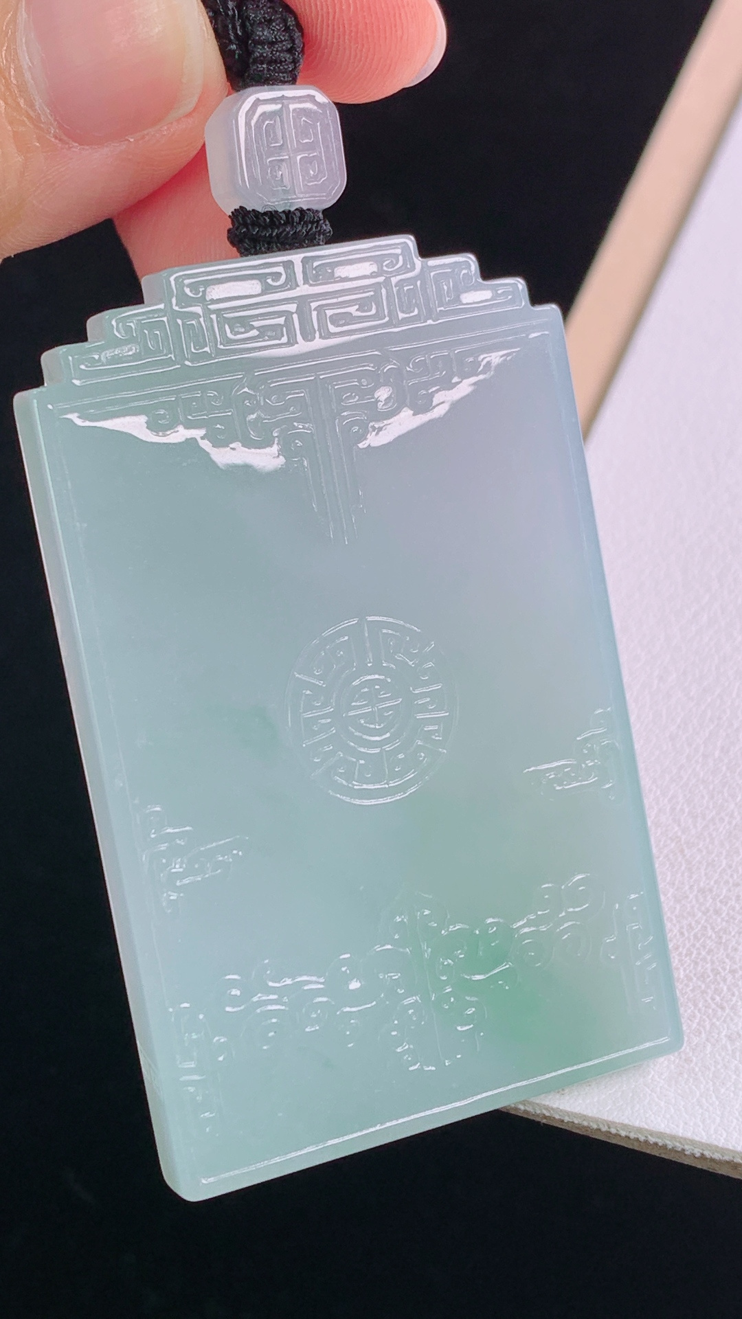 冰飘绿仿古牌,翠色灵动，底子细腻，无裂,尺寸:65.9-56.1-35.5-5.0mm 20