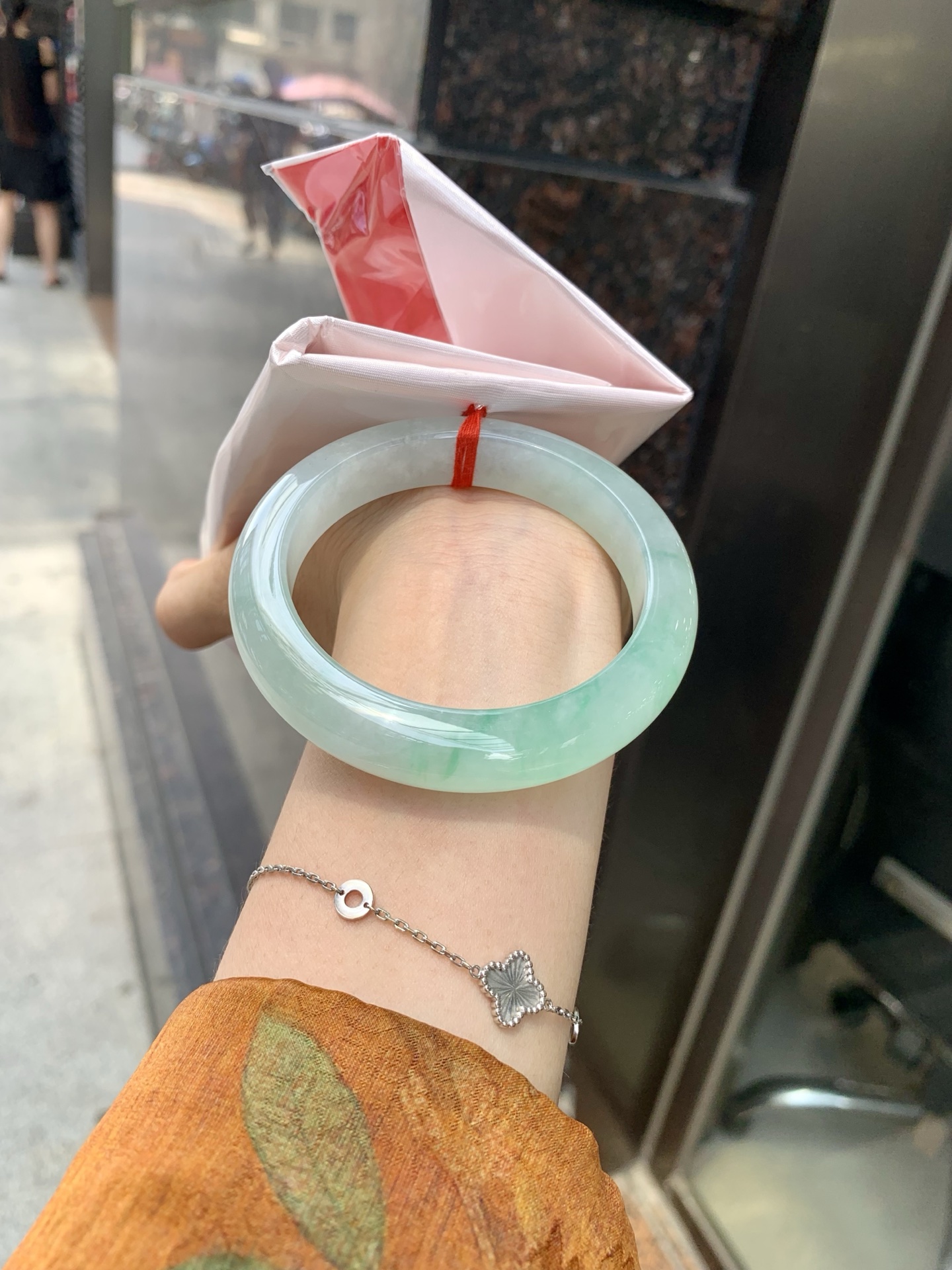 冰飘绿花正圈, 打灯细纹，底妆冰润，冰底中开出了朵朵绿花，飘花灵动飘逸，勾勒出一幅唯美诗意的山水意境画，古典优雅又秀气