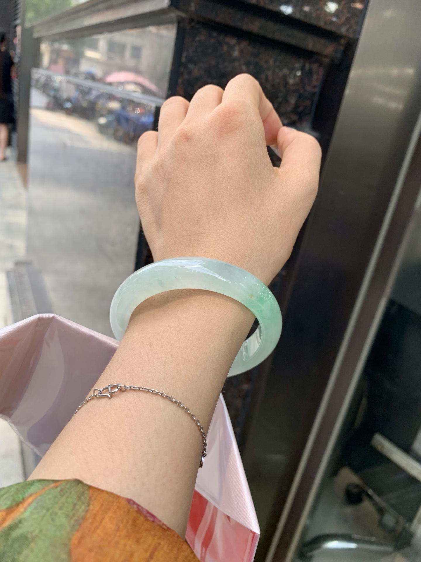 冰飘绿花洒金正圈 0523-N794 底妆冰透，冰底中开出了朵朵绿花，飘花灵动飘逸，几抹金桂花点缀，勾勒出一幅唯美诗意的山水意境画，优雅又秀气