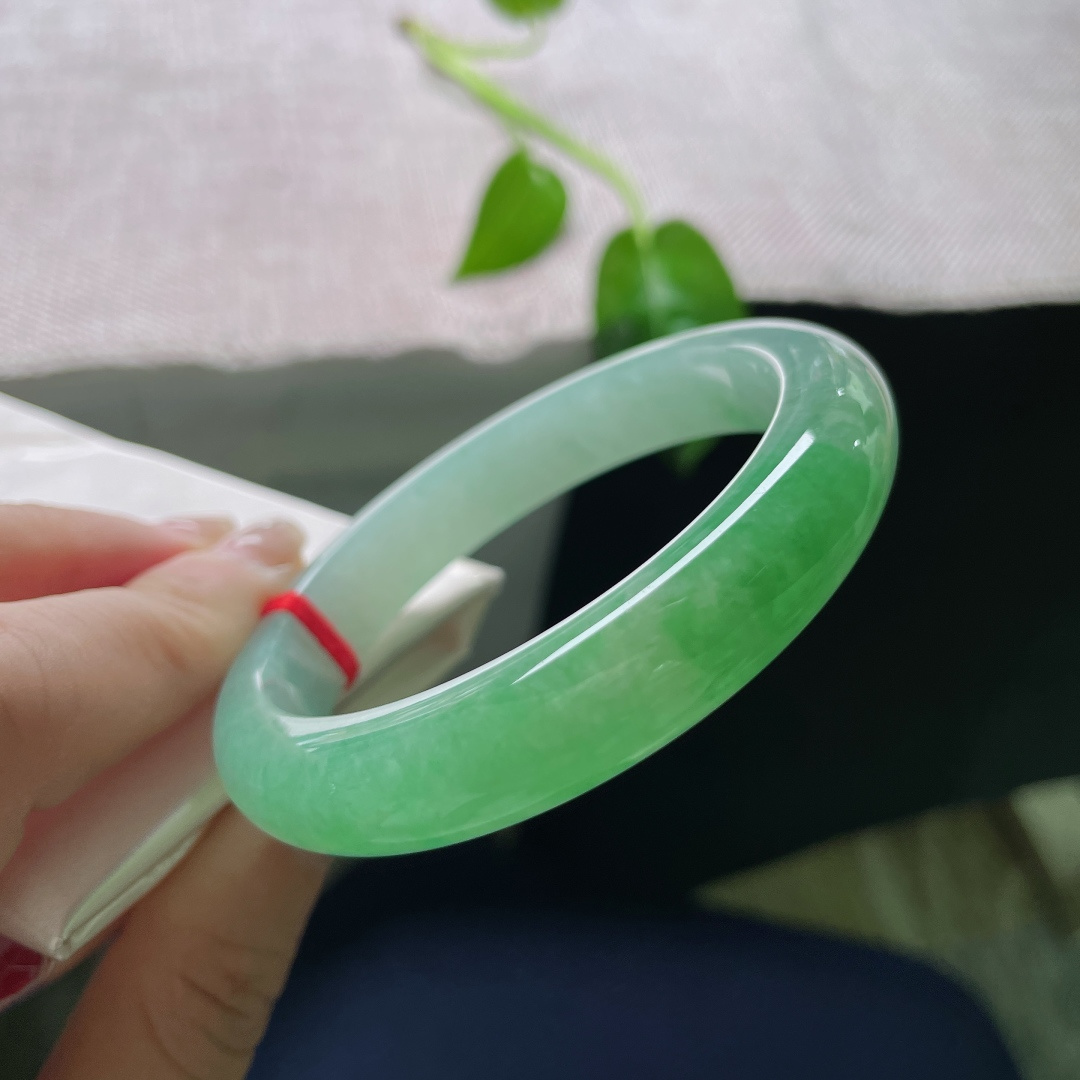 绿底正圈，渐变之色，颇有“如远山含黛，近水含烟”的意境美感，无裂，ss53421a