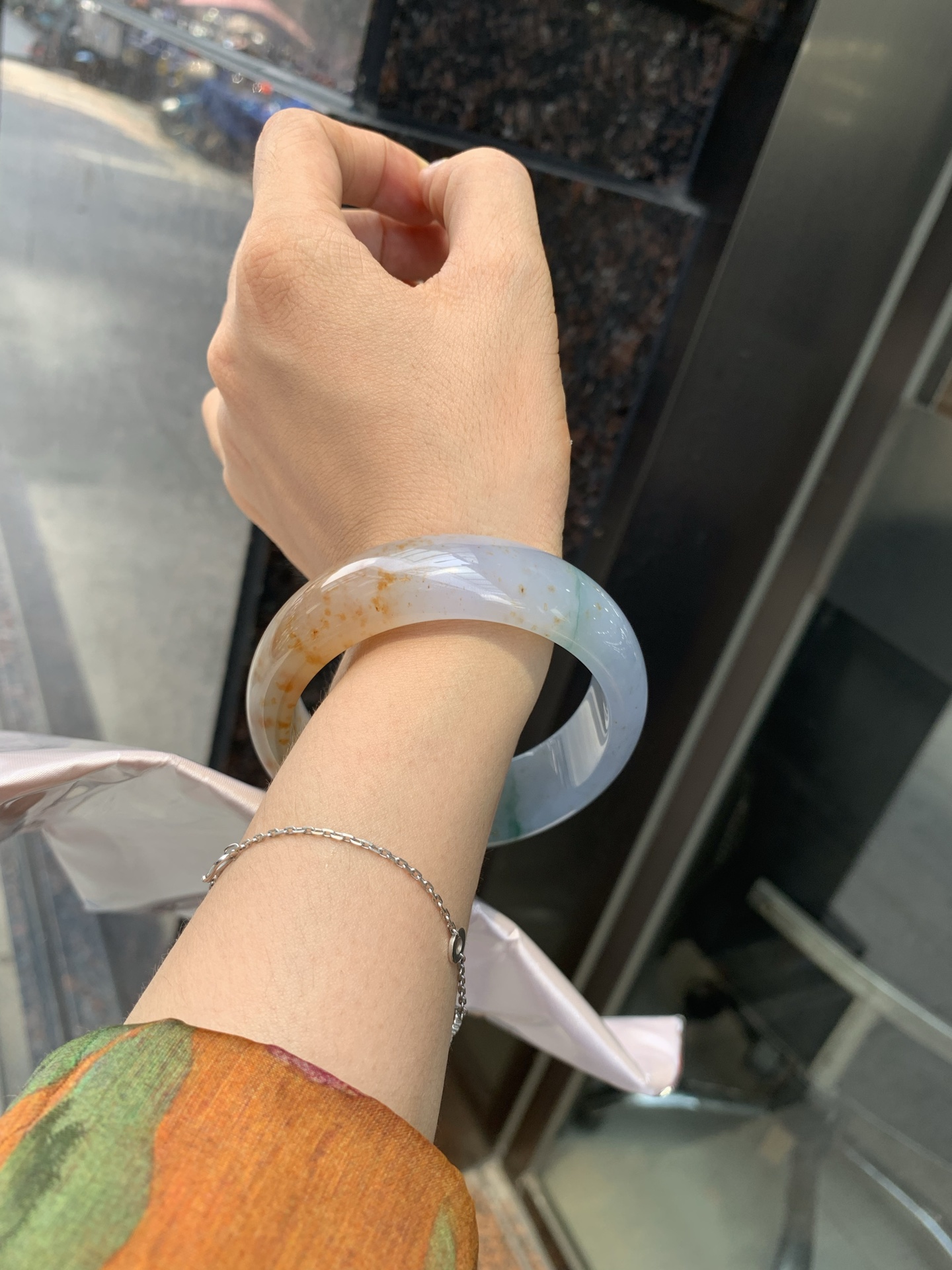 三彩洒金宽版正圈，打灯细纹，底妆冰润细腻，玉见三彩，镯藏星河，细腻的底妆里，晕染着温柔的淡紫底色，几抹绿花悄悄探头，再配上满天洒下的金桂花，像把春日的晚晴，夏夜的星光，都揉进这一圈圆满里。