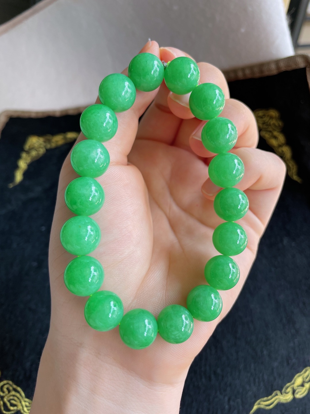 缅甸天然翡翠A货，冰满绿阳绿手串，尺寸：11.4mm。【编3485】