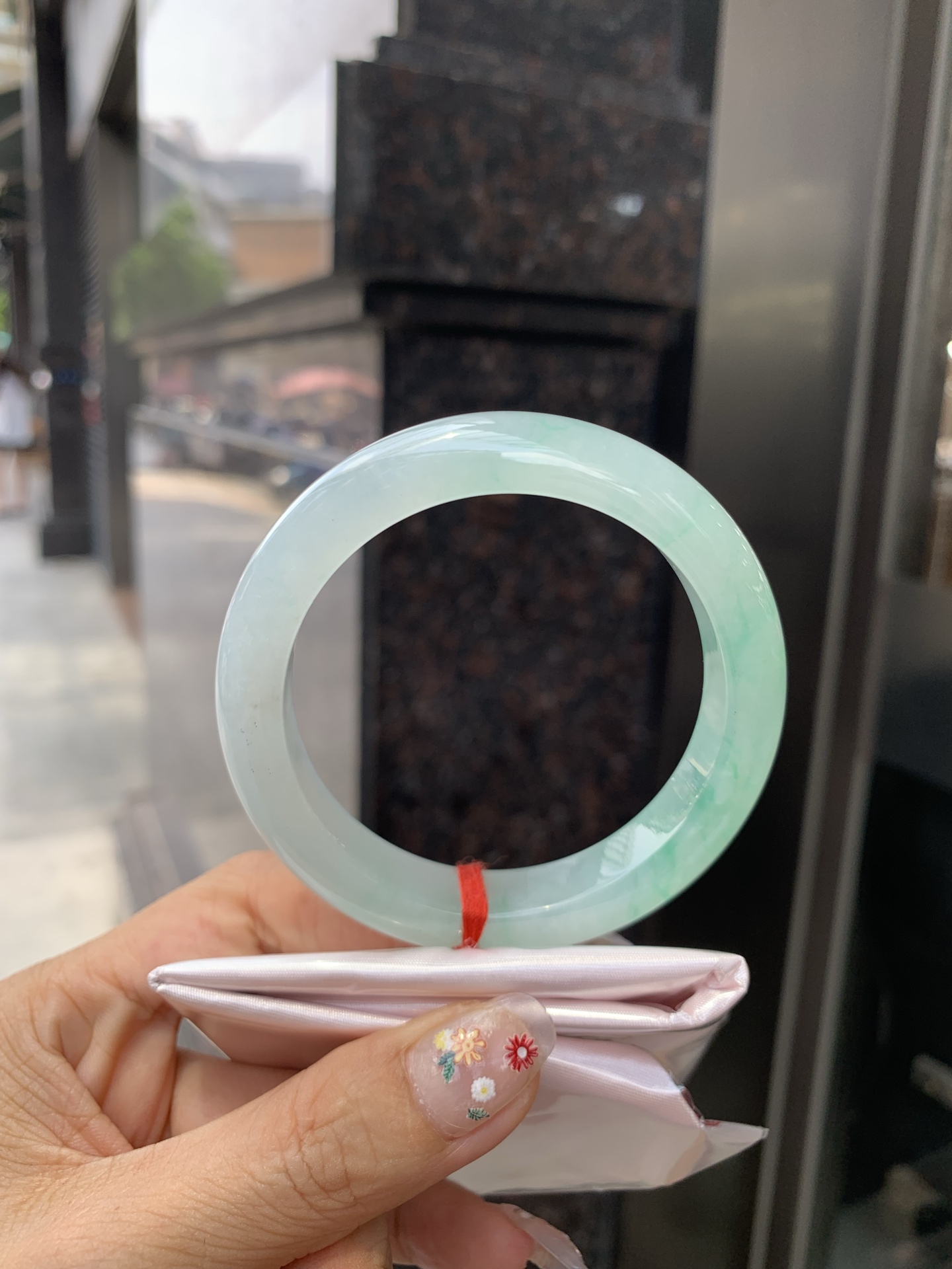 冰飘绿花正圈, 打灯细纹，底妆冰润，冰底中开出了朵朵绿花，飘花灵动飘逸，勾勒出一幅唯美诗意的山水意境画，古典优雅又秀气