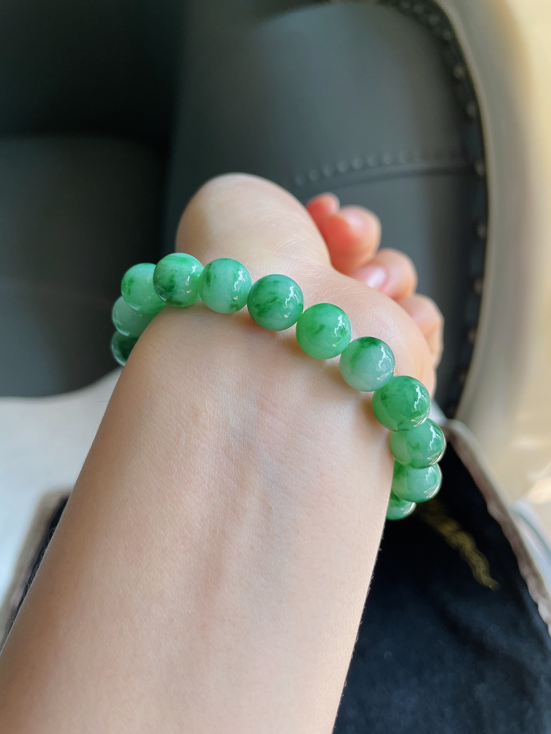 天然翡翠A货，飘绿手串，尺寸：9.5mm。【编3709】
