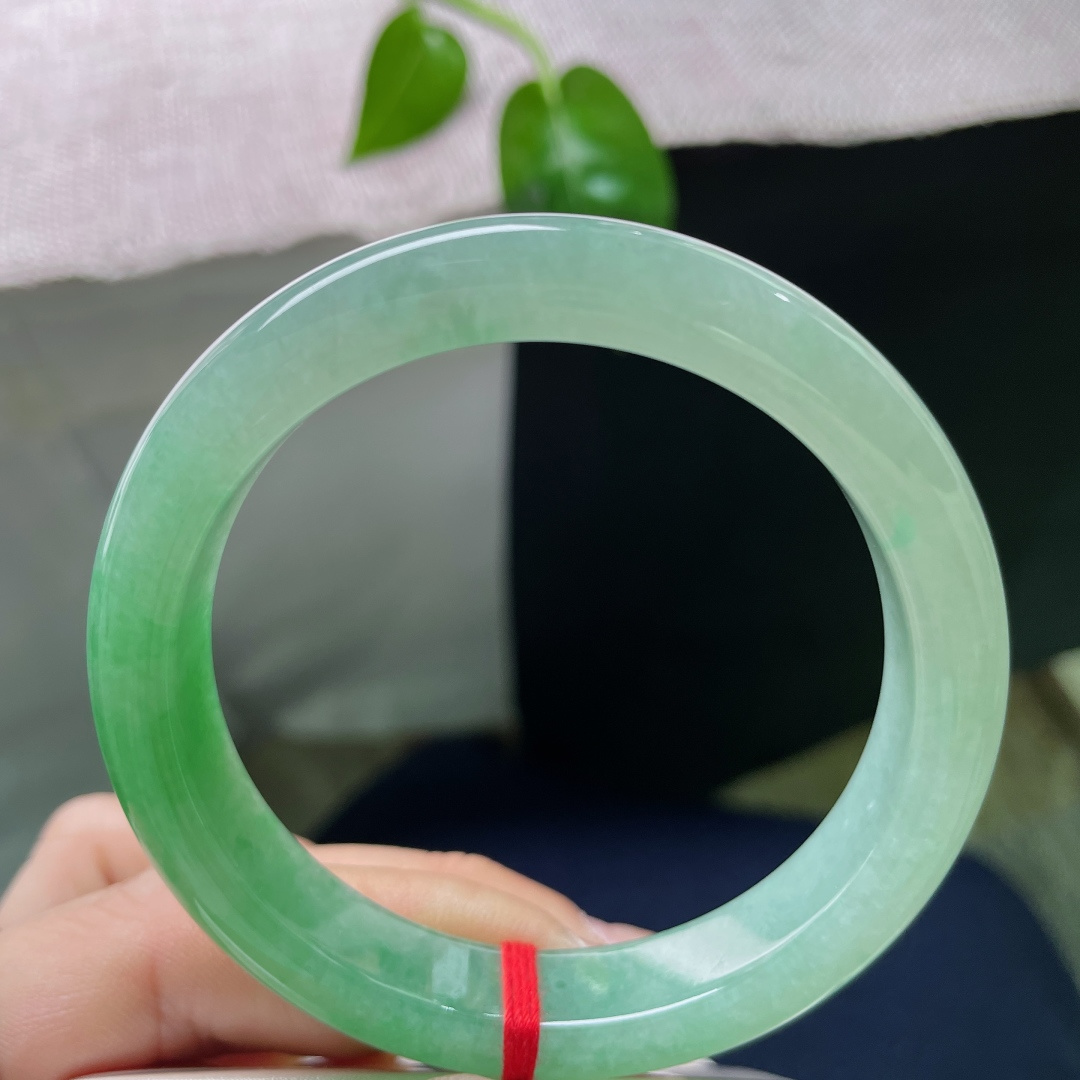 绿底正圈，渐变之色，颇有“如远山含黛，近水含烟”的意境美感，无裂，ss53421a