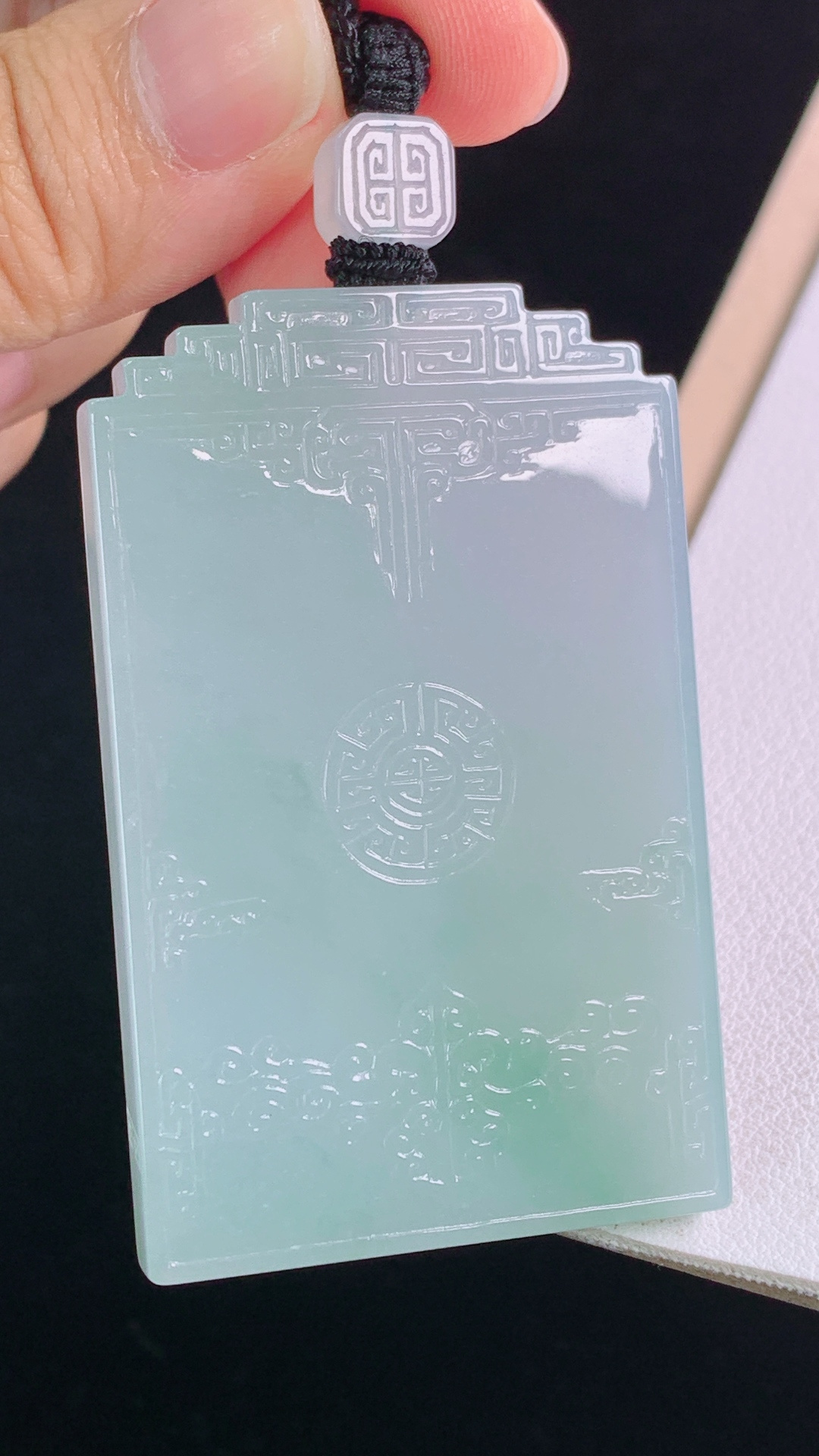 冰飘绿仿古牌,翠色灵动，底子细腻，无裂,尺寸:65.9-56.1-35.5-5.0mm 20