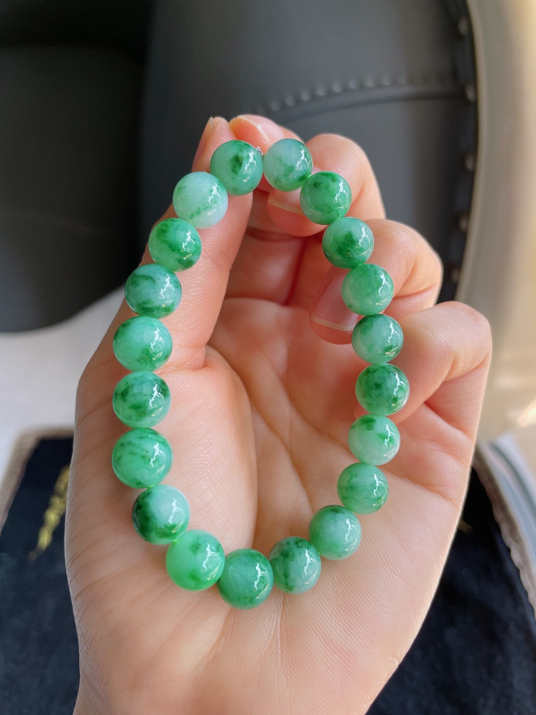 天然翡翠A货，飘绿手串，尺寸：9.5mm。【编3709】