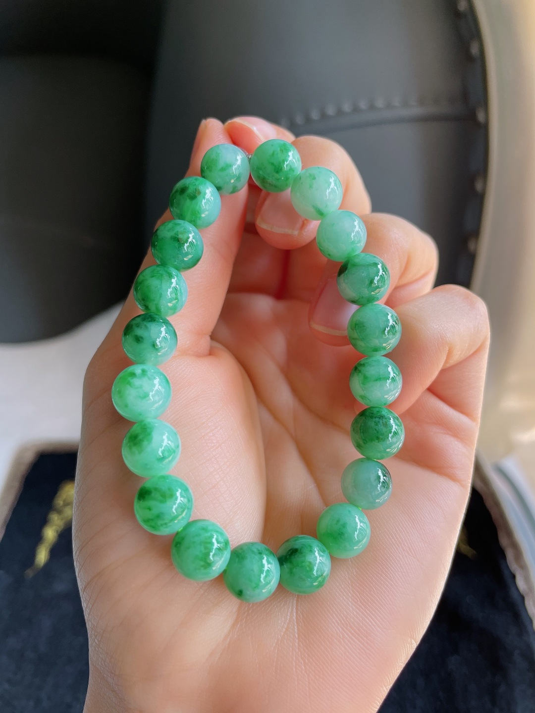 天然翡翠A货，飘绿手串，尺寸：9.5mm。【编3709】