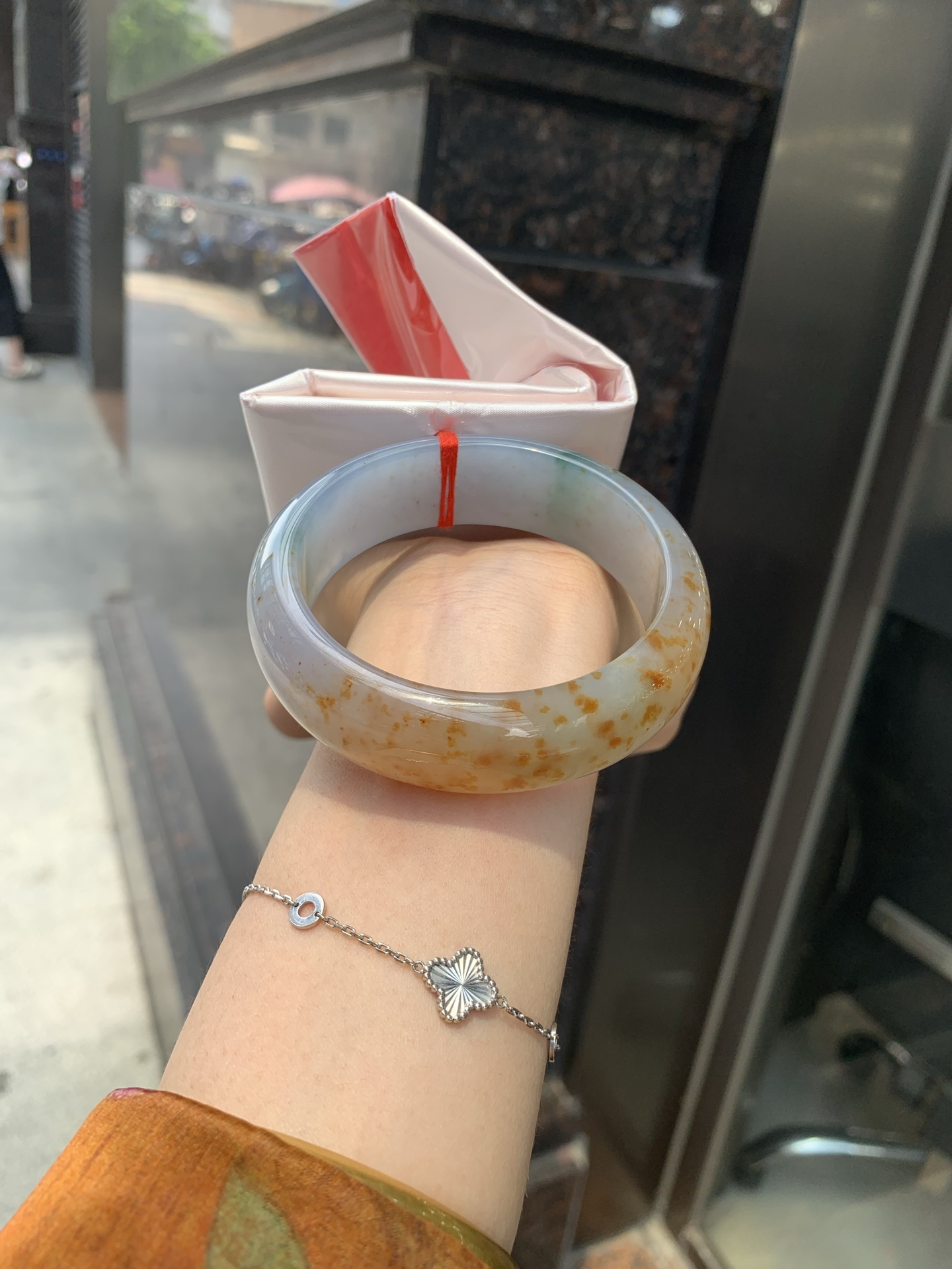 三彩洒金宽版正圈，打灯细纹，底妆冰润细腻，玉见三彩，镯藏星河，细腻的底妆里，晕染着温柔的淡紫底色，几抹绿花悄悄探头，再配上满天洒下的金桂花，像把春日的晚晴，夏夜的星光，都揉进这一圈圆满里。