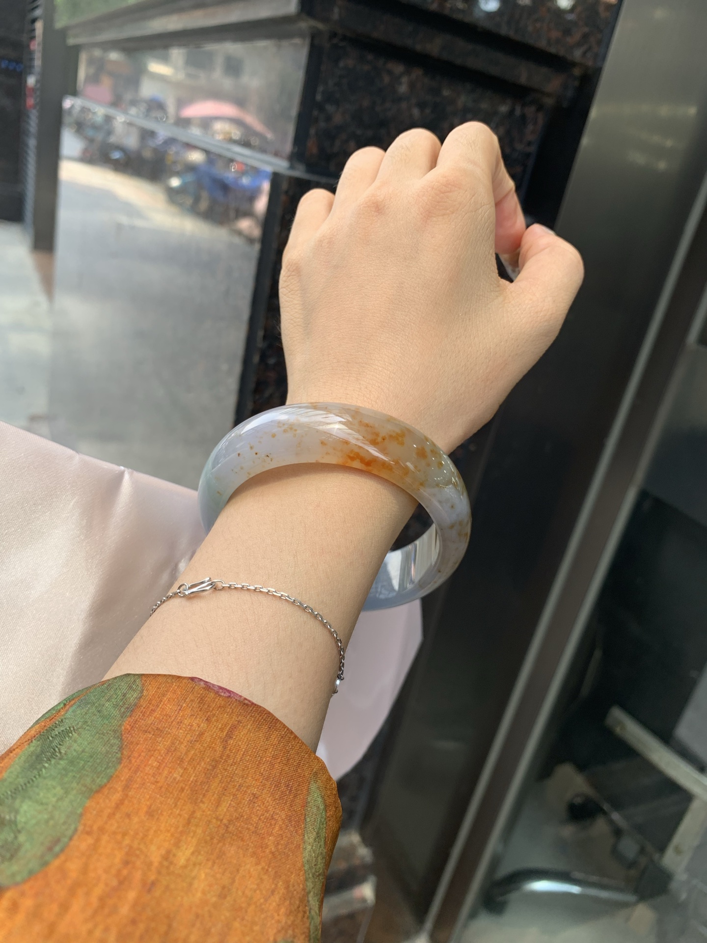 三彩洒金宽版正圈，打灯细纹，底妆冰润细腻，玉见三彩，镯藏星河，细腻的底妆里，晕染着温柔的淡紫底色，几抹绿花悄悄探头，再配上满天洒下的金桂花，像把春日的晚晴，夏夜的星光，都揉进这一圈圆满里。