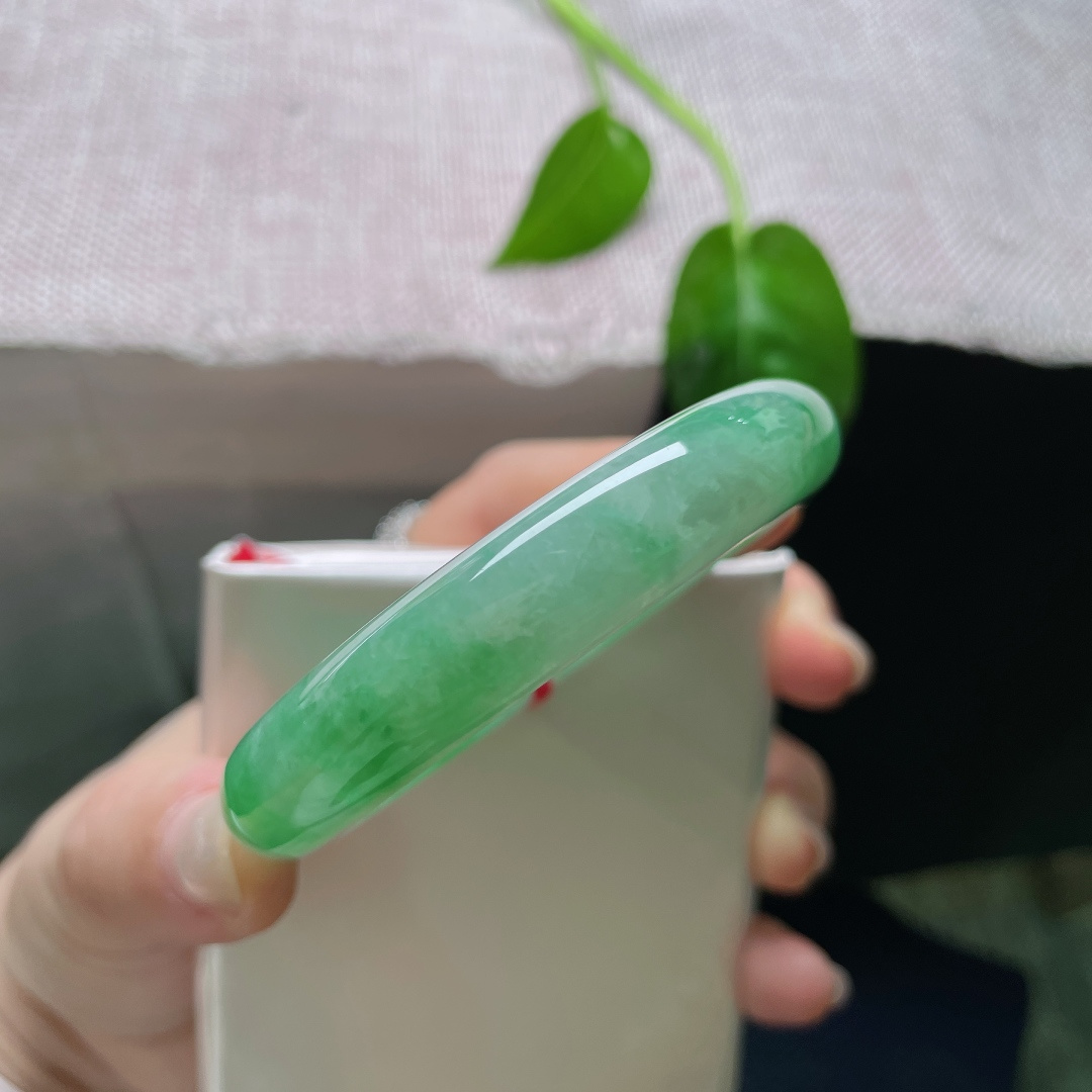 53.9/12.5/8绿底正圈，满色，青春靓丽，像盛夏的骄阳，热烈、奔放，充满生命力。无裂，ss53413a