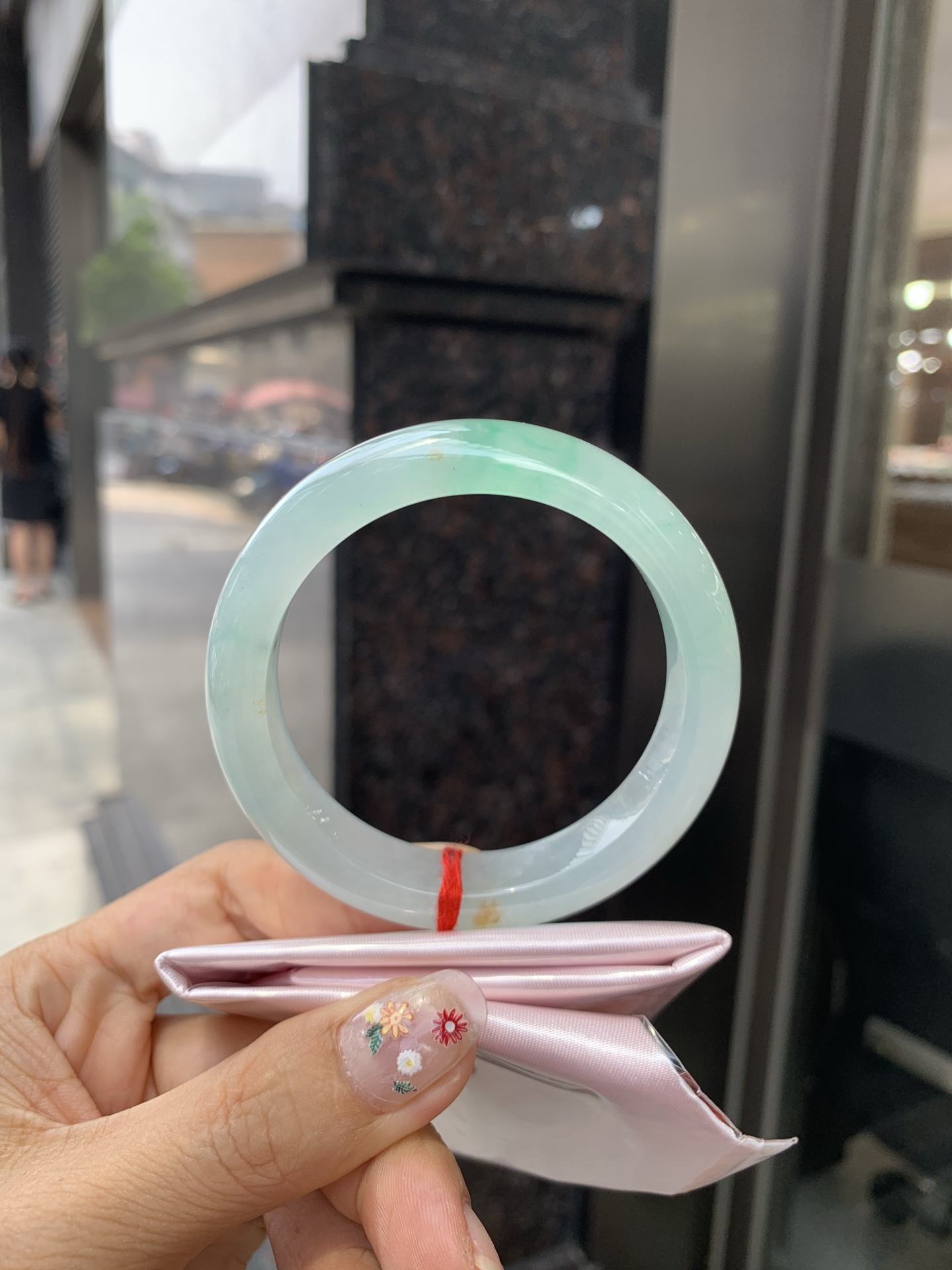 冰飘绿花洒金正圈 0523-N794 底妆冰透，冰底中开出了朵朵绿花，飘花灵动飘逸，几抹金桂花点缀，