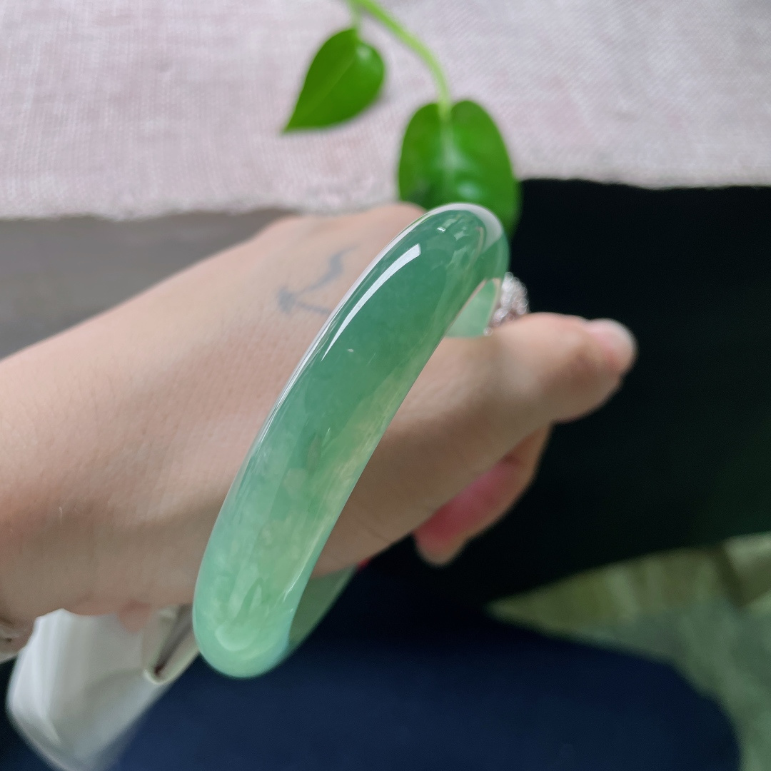 油青正圈，湖水蓝，沧海月明珠有泪，蓝田日暖玉生烟，泛着幽光，无裂，ss53407a