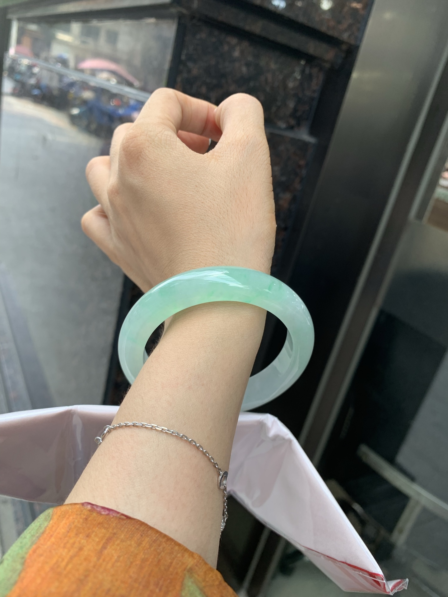 冰飘绿花正圈, 打灯细纹，底妆冰润，冰底中开出了朵朵绿花，飘花灵动飘逸，勾勒出一幅唯美诗意的山水意境画，古典优雅又秀气