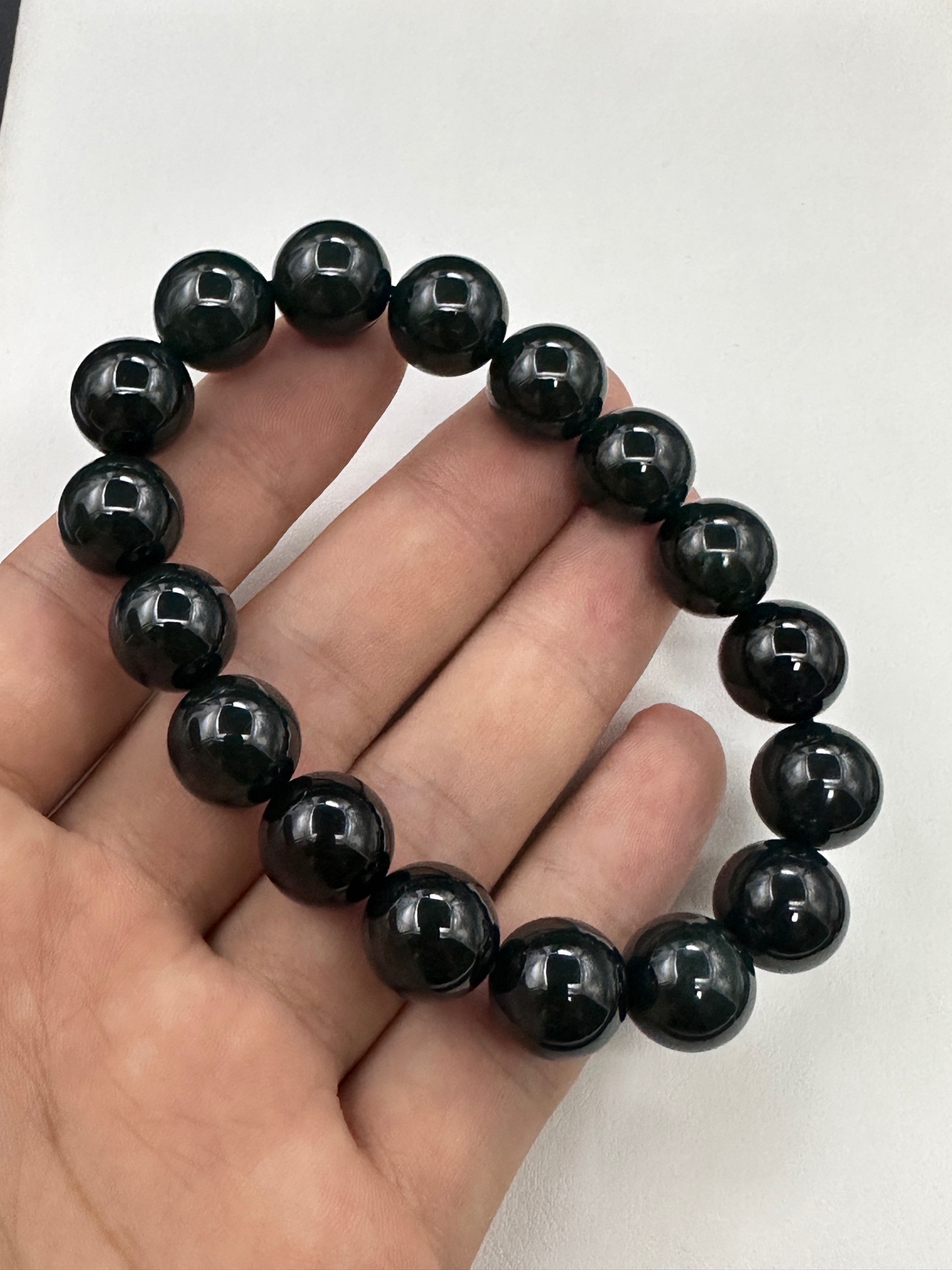：【墨翠手串12mm+】老坑高冰   黑度好  灯照全透  呈帝王绿  种老起光   底极细腻  圆润饱满