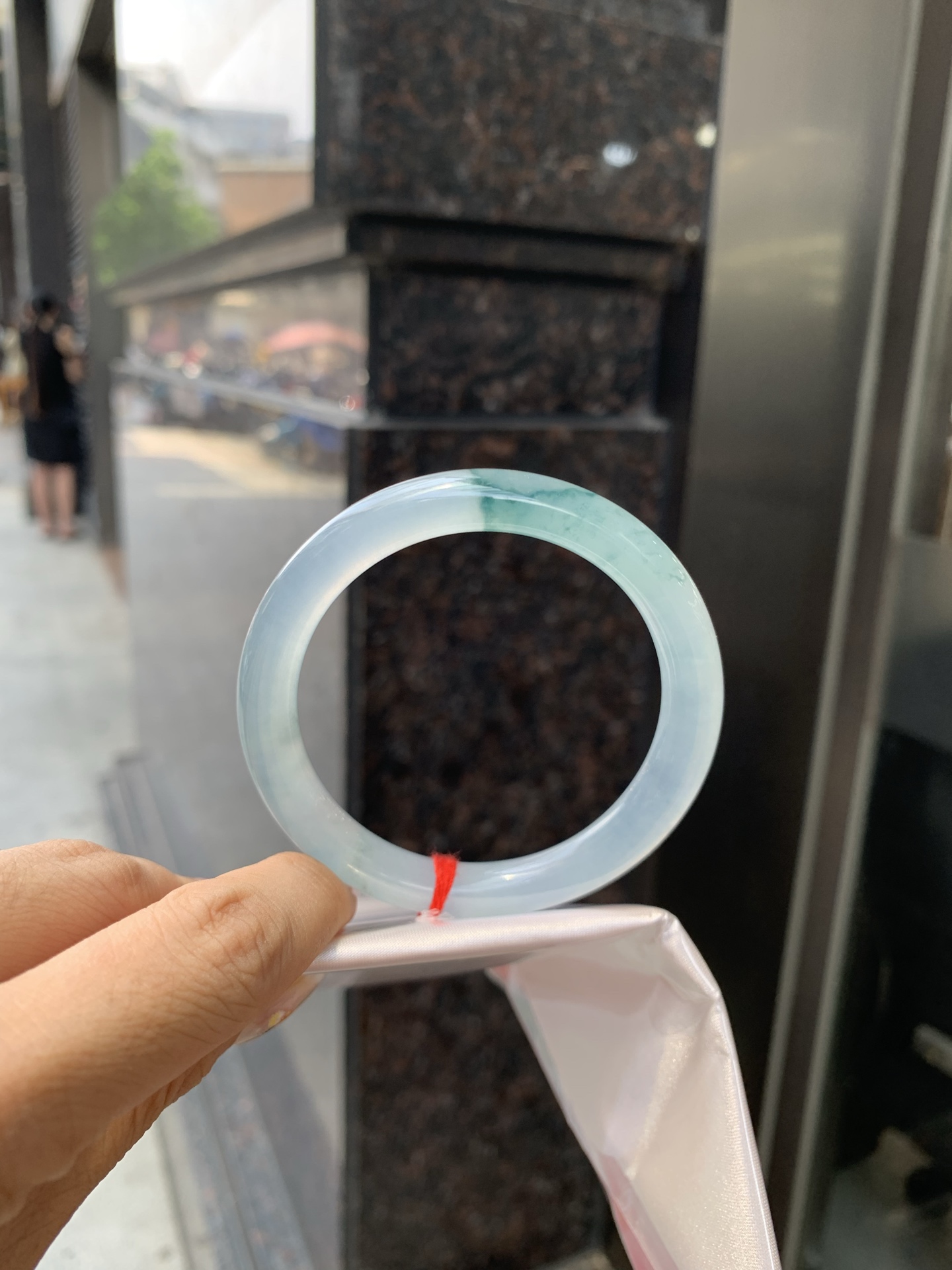 冰飘花美人条 53-8.1-8.4 0523-N797 打灯细纹，底妆冰润细腻，冰底中开出了朵朵蓝花，飘花灵动飘逸，勾勒出一幅唯美诗意的山水意境画，古典优雅又秀气