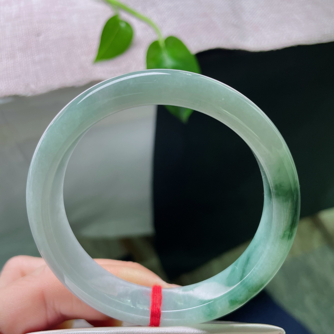 57.2/12.5/7.9，飘花正圈，水头好，温润细腻，如春风拂过湖面，漾开层层涟漪。一点皮纹，ss54501a
