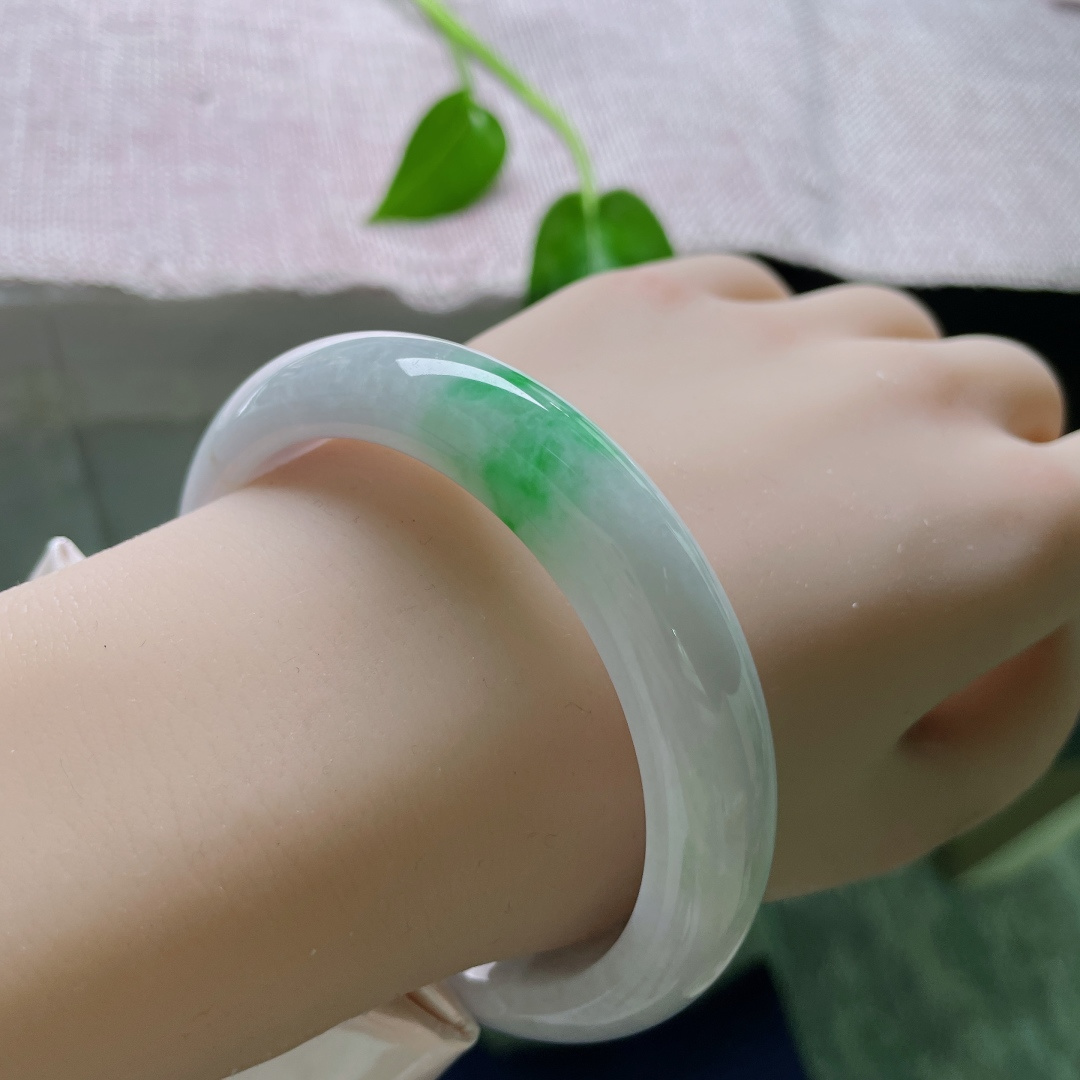 飘绿正圈，翠色鲜活，贵气，肉质细腻，青白瓷系，有纹，ss51096a