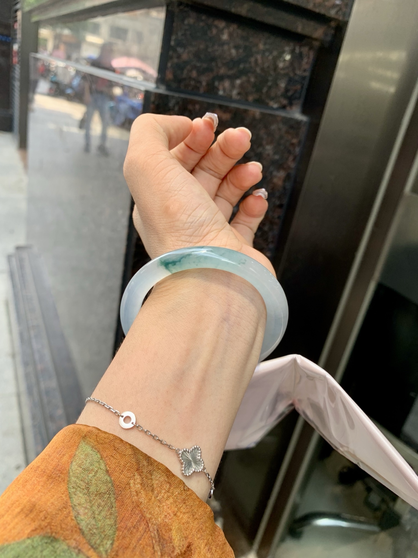 冰飘花美人条 53-8.1-8.4 0523-N797 打灯细纹，底妆冰润细腻，冰底中开出了朵朵蓝花，飘花灵动飘逸，勾勒出一幅唯美诗意的山水意境画，古典优雅又秀气