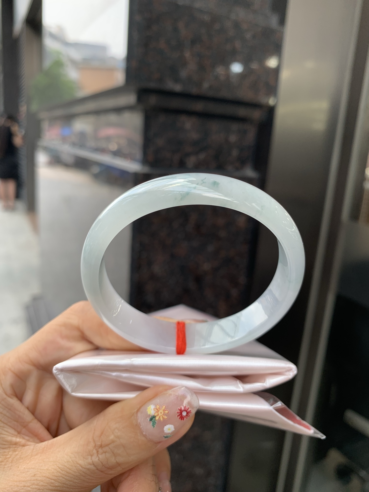 飘花贵妃 0523-N774 无裂，底妆胶润细腻，蓝花灵动飘逸，勾勒出一幅唯美诗意的山水意境画，古典