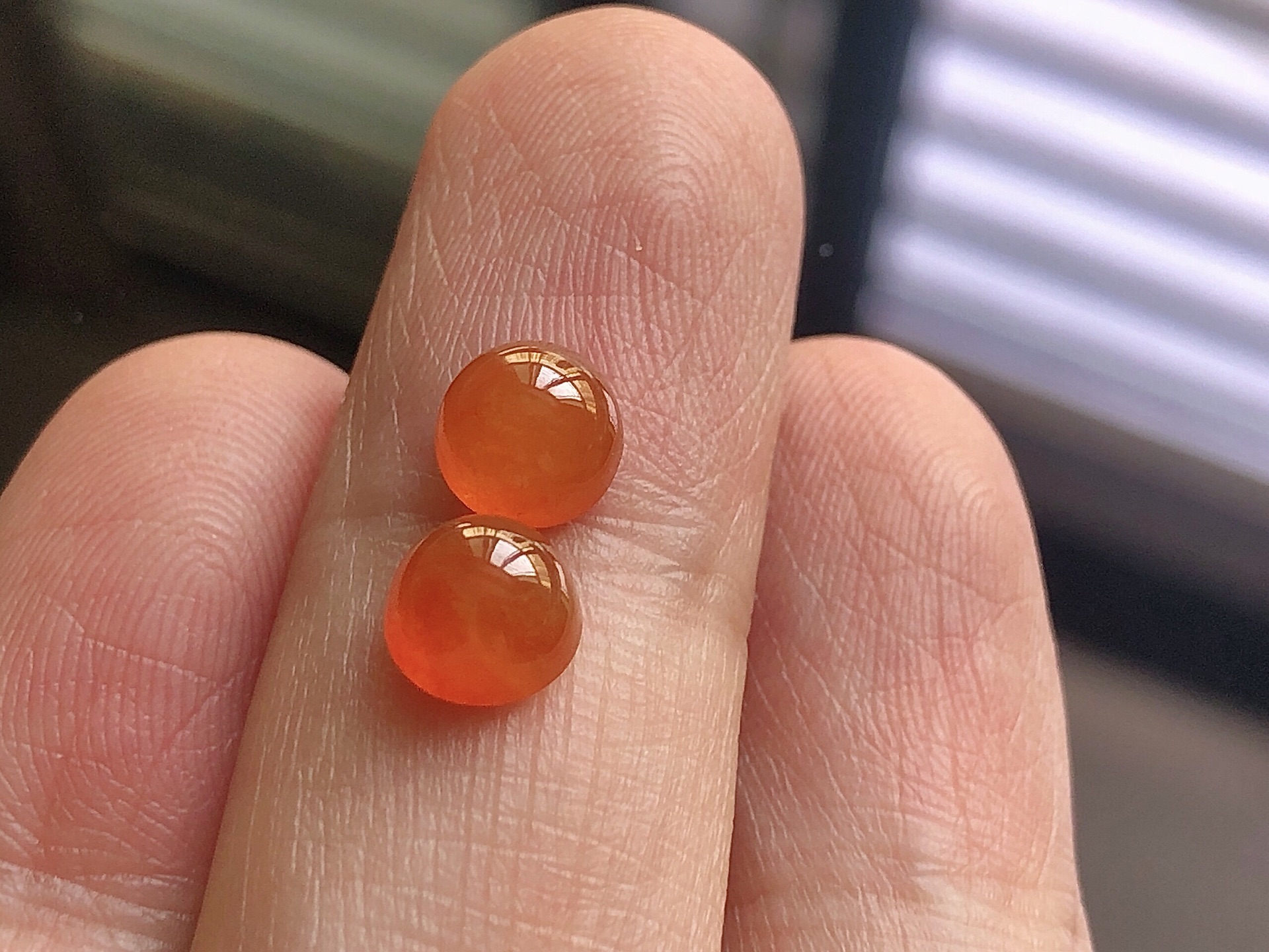 ️ 冰种红翡蛋面，色泽极美，通透水润，玉质细腻，夺目迷人，镶嵌效果，品相，无裂，尺寸6.7*4.7